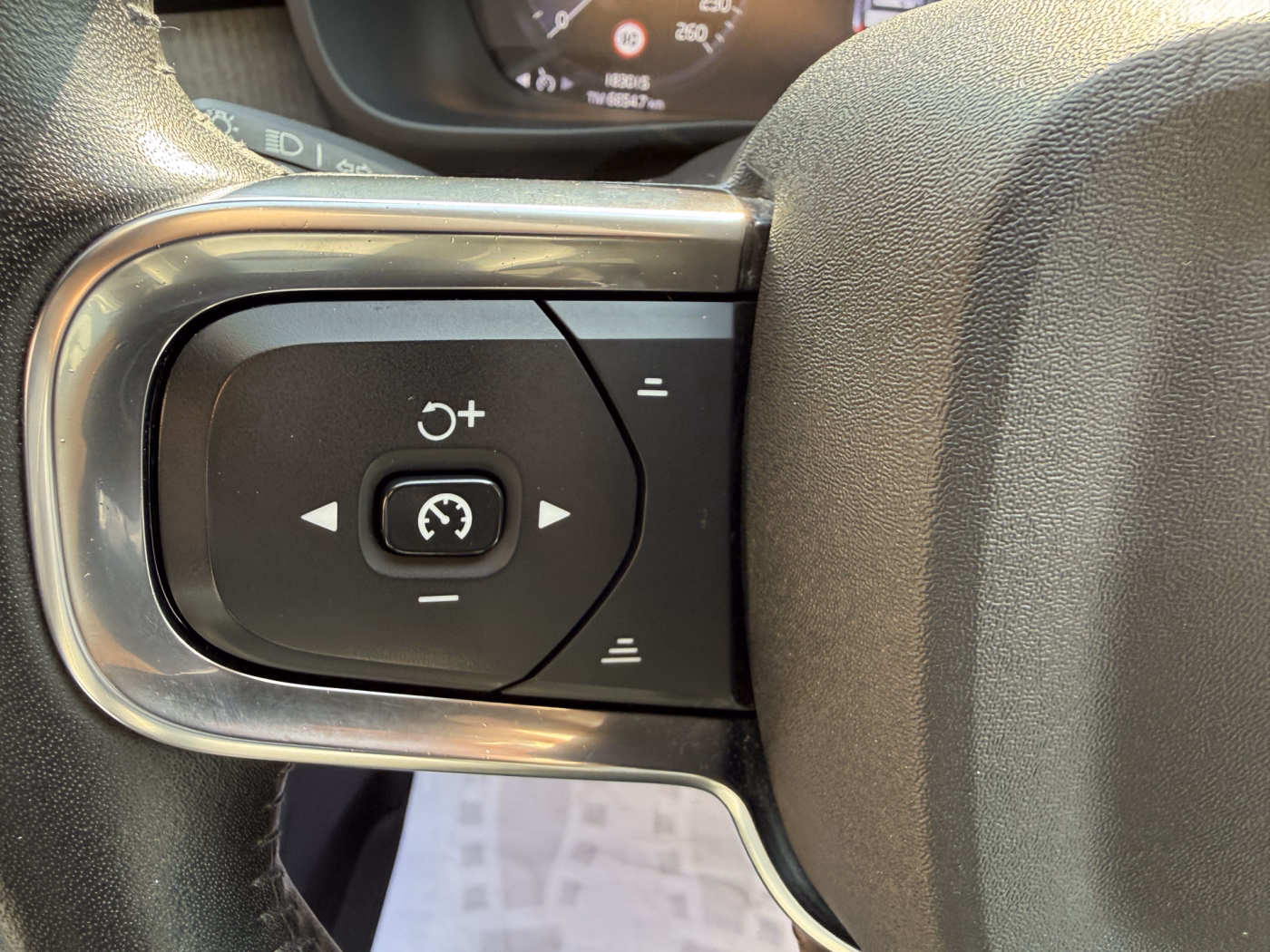 Volvo XC40 фото 10