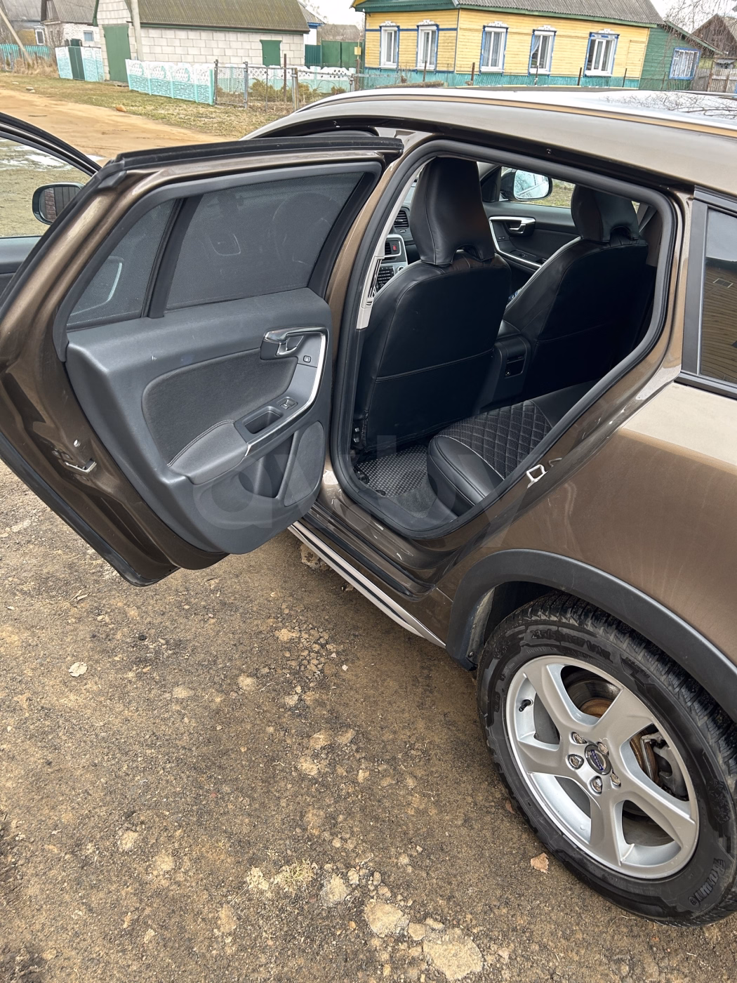 Volvo V60 Cross Country фото 13