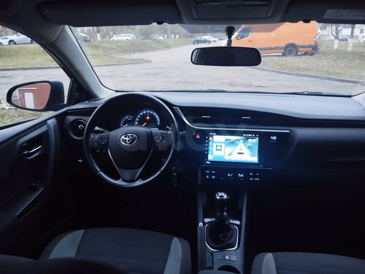 Toyota Auris фото 9