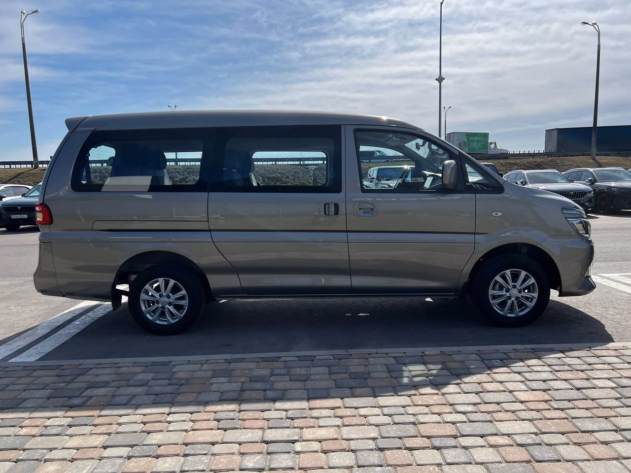 Dongfeng Forthing M5 фото 4