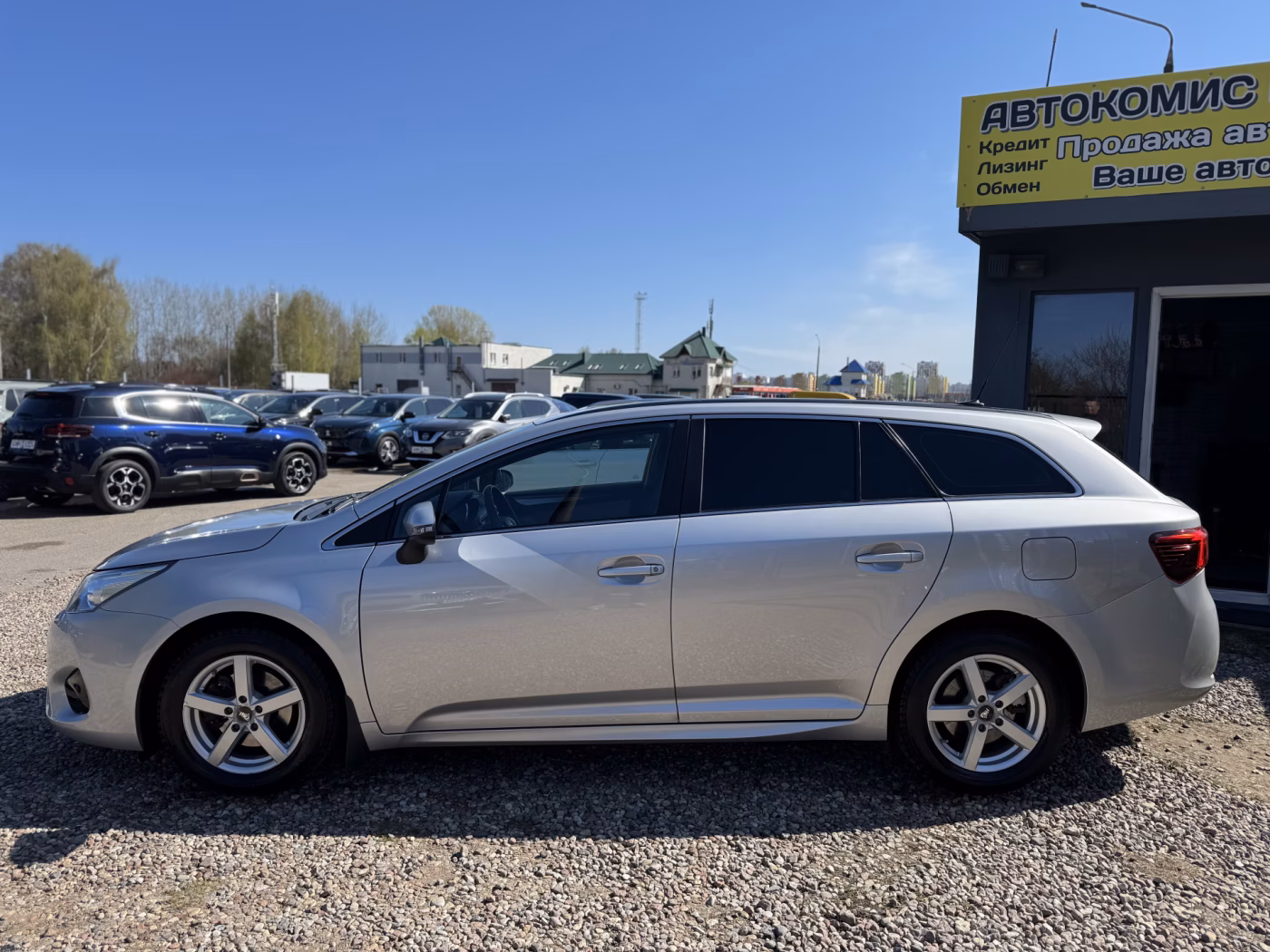 Toyota Avensis фото 2