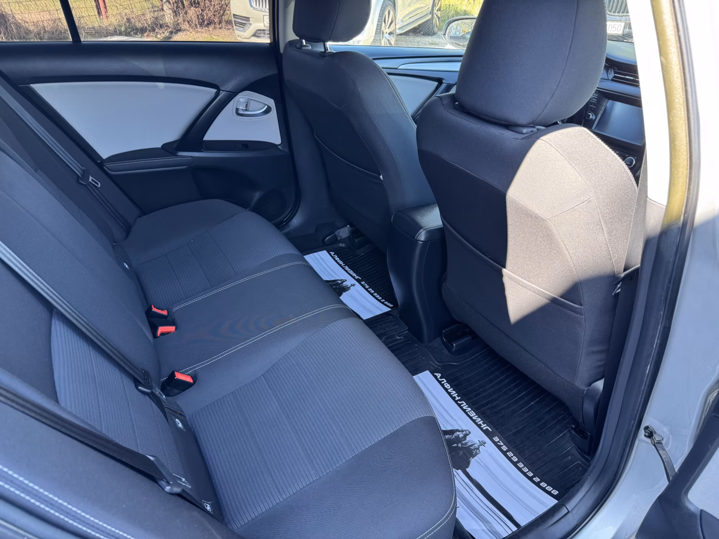 Toyota Avensis фото 10