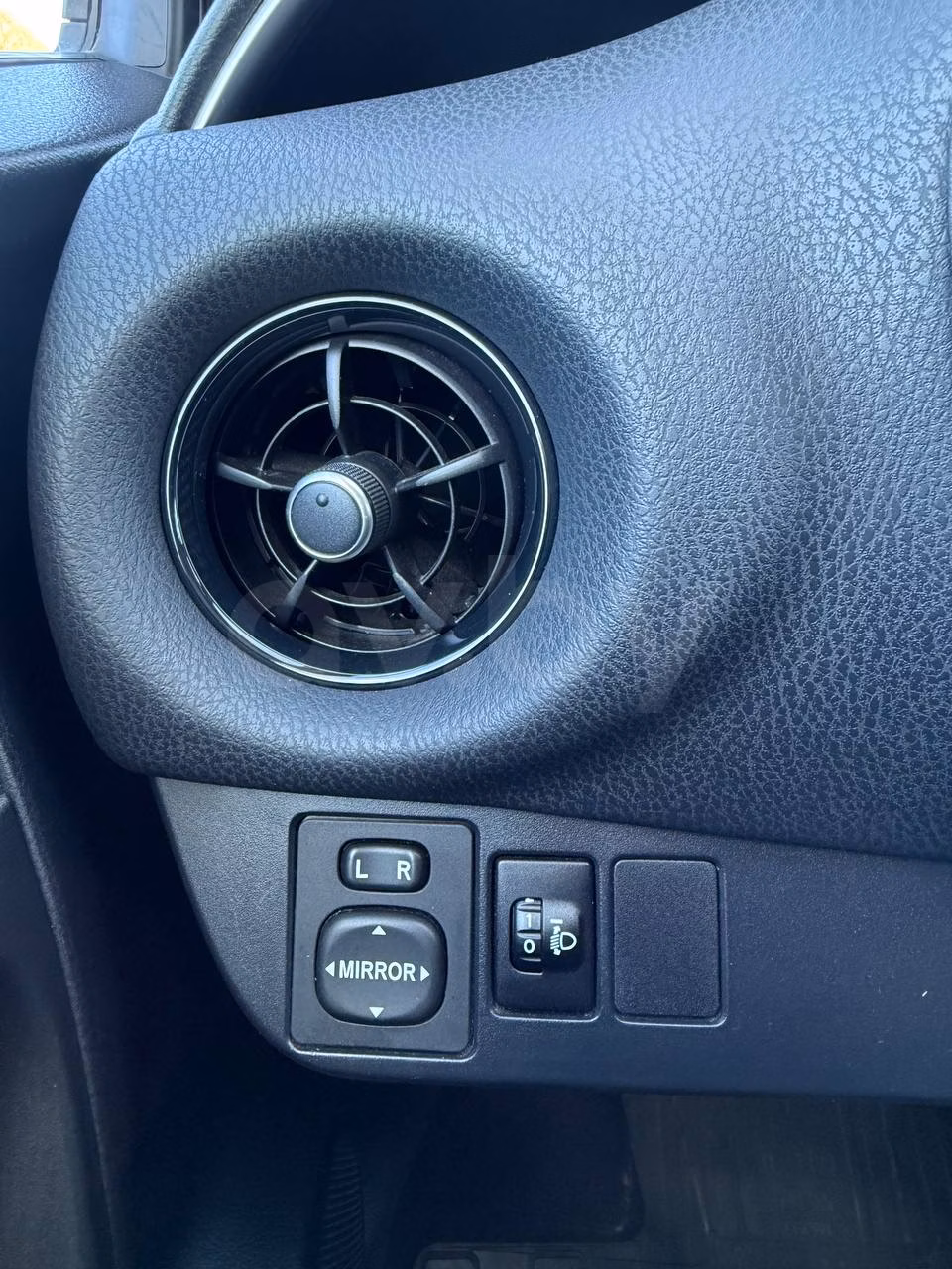 Toyota Yaris фото 12