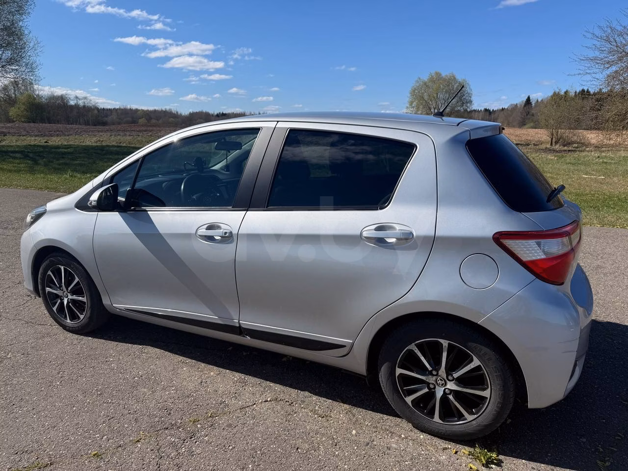 Toyota Yaris фото 5