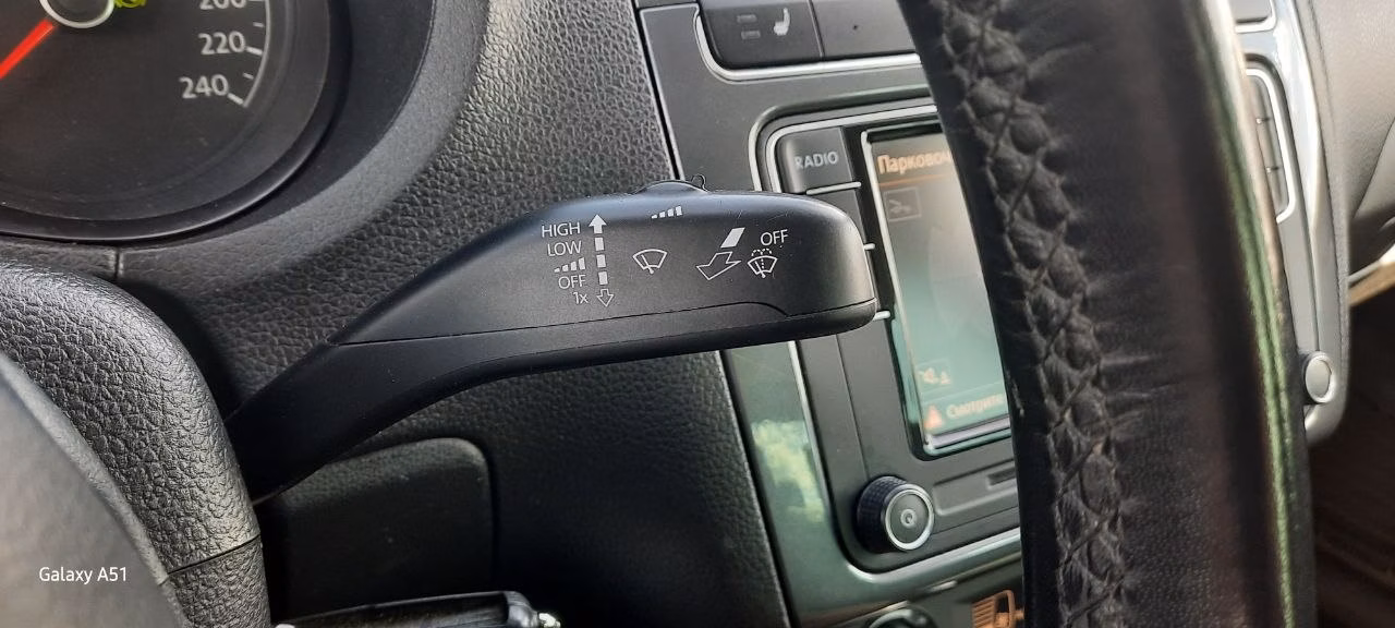 Volkswagen Polo Sedan фото 13