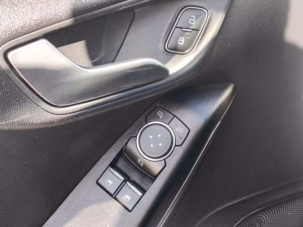 Ford Fiesta фото 10