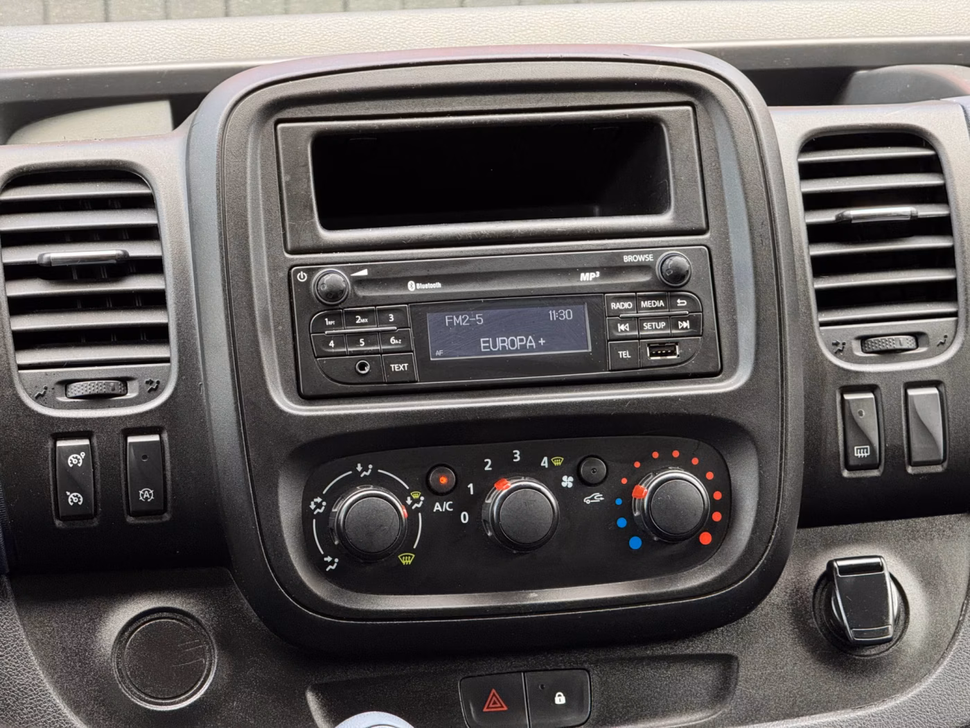 Opel Vivaro фото 17