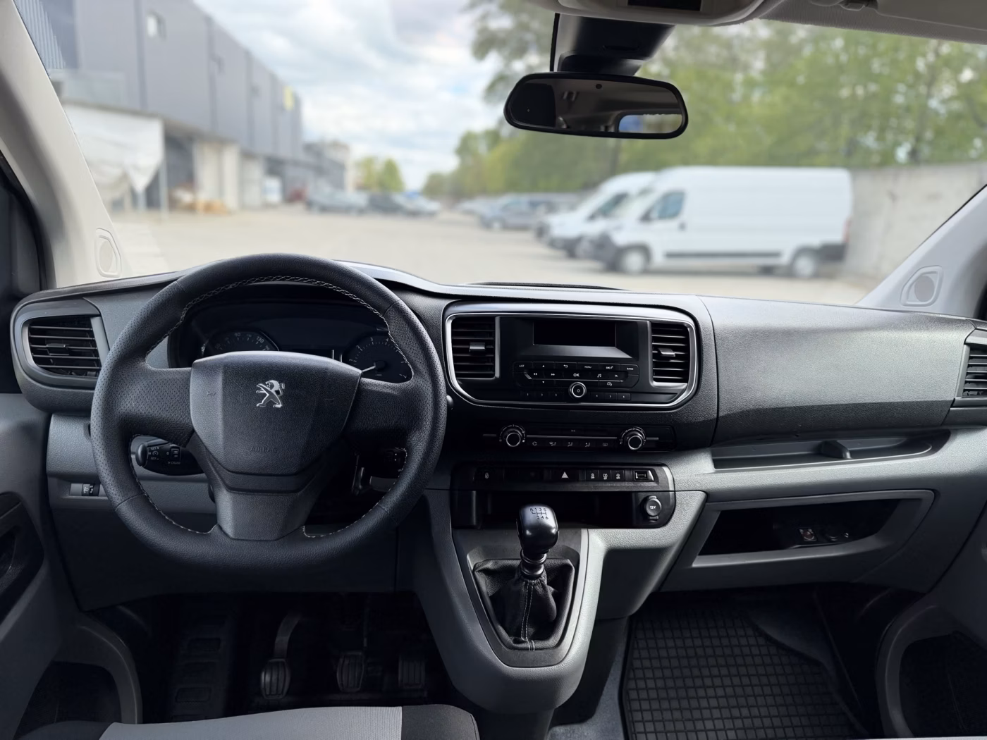 Peugeot Traveller фото 12