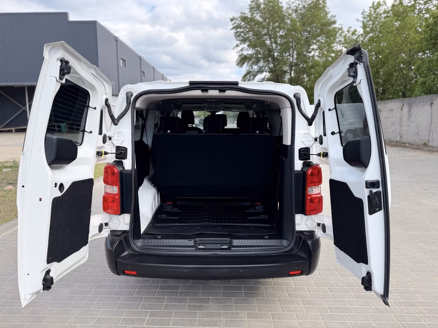 Peugeot Traveller фото 11