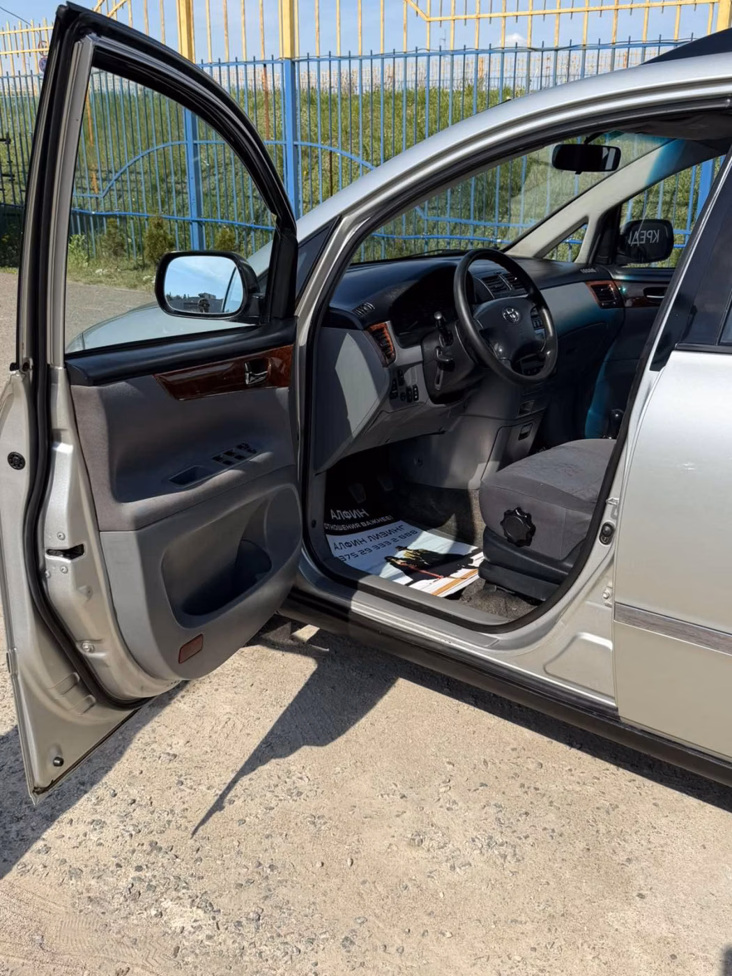 Toyota Avensis Verso фото 24