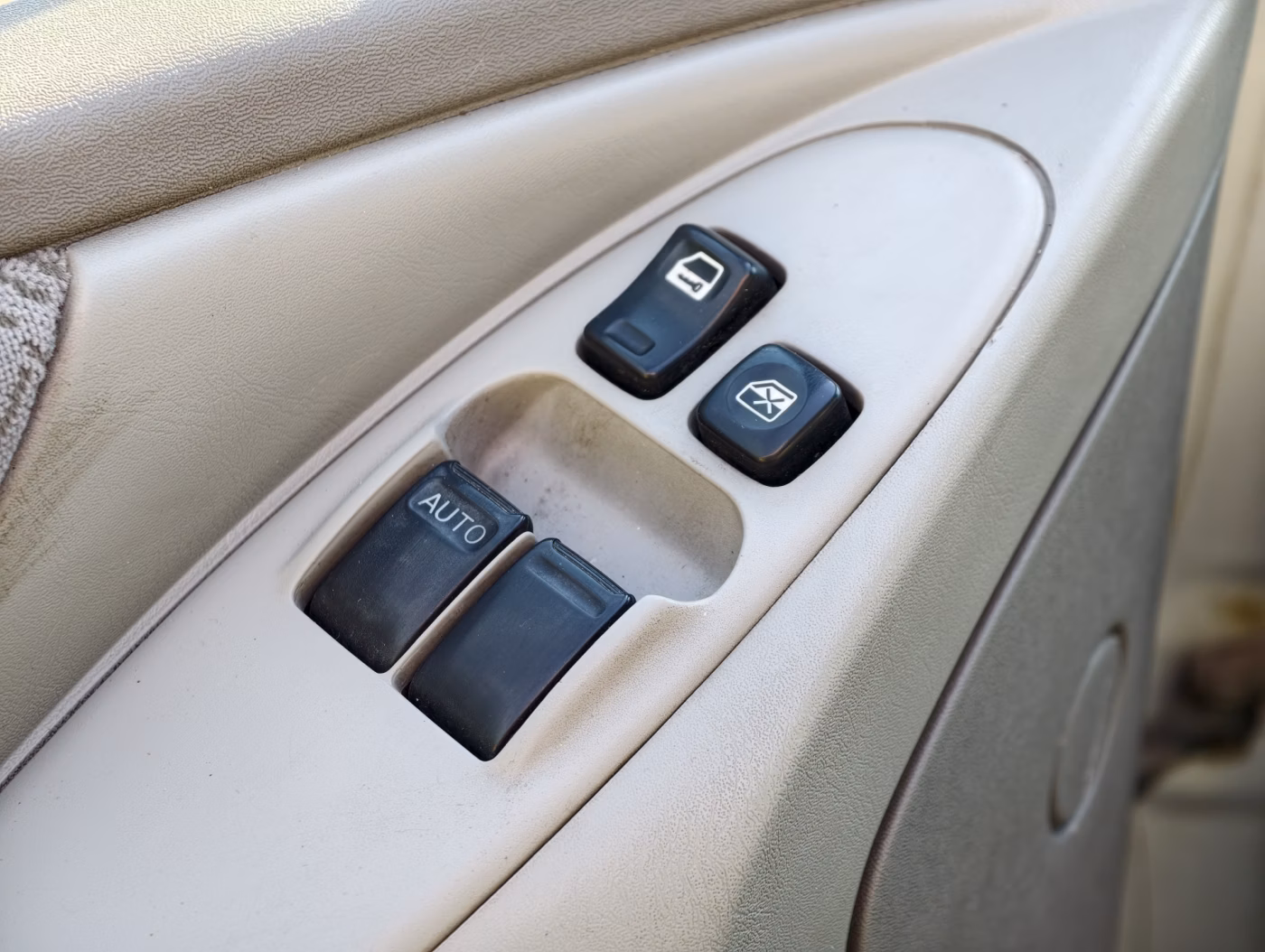 Nissan Almera Tino фото 21