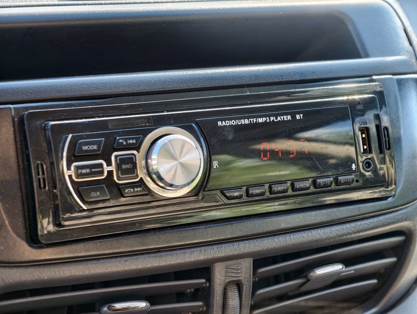 Nissan Almera Tino фото 17