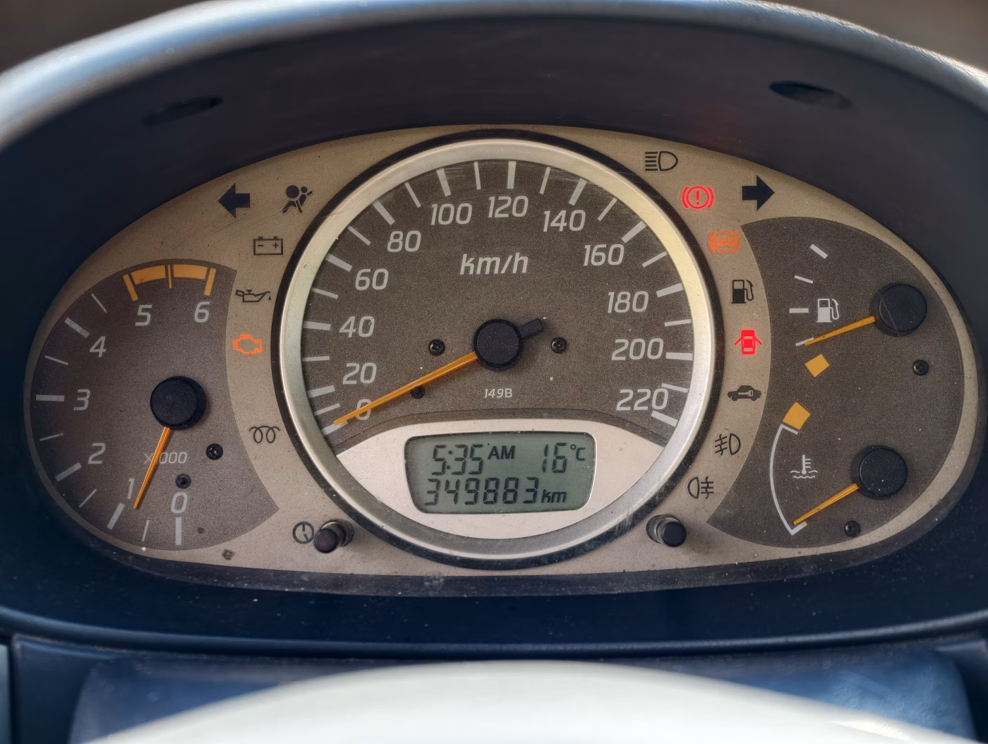 Nissan Almera Tino фото 16