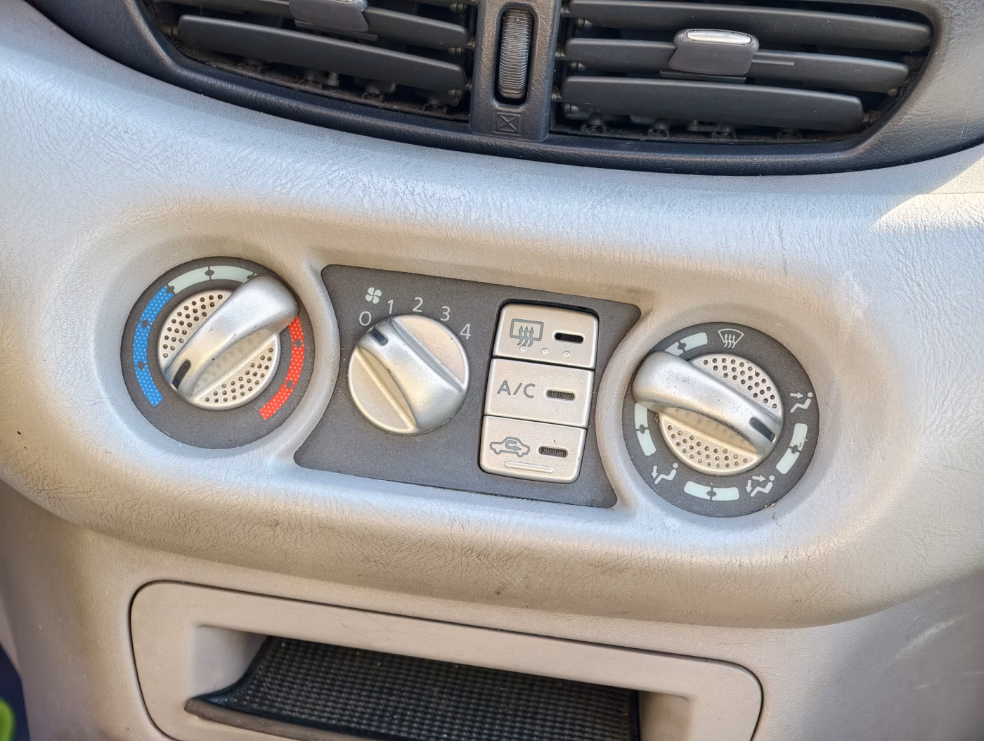 Nissan Almera Tino фото 18