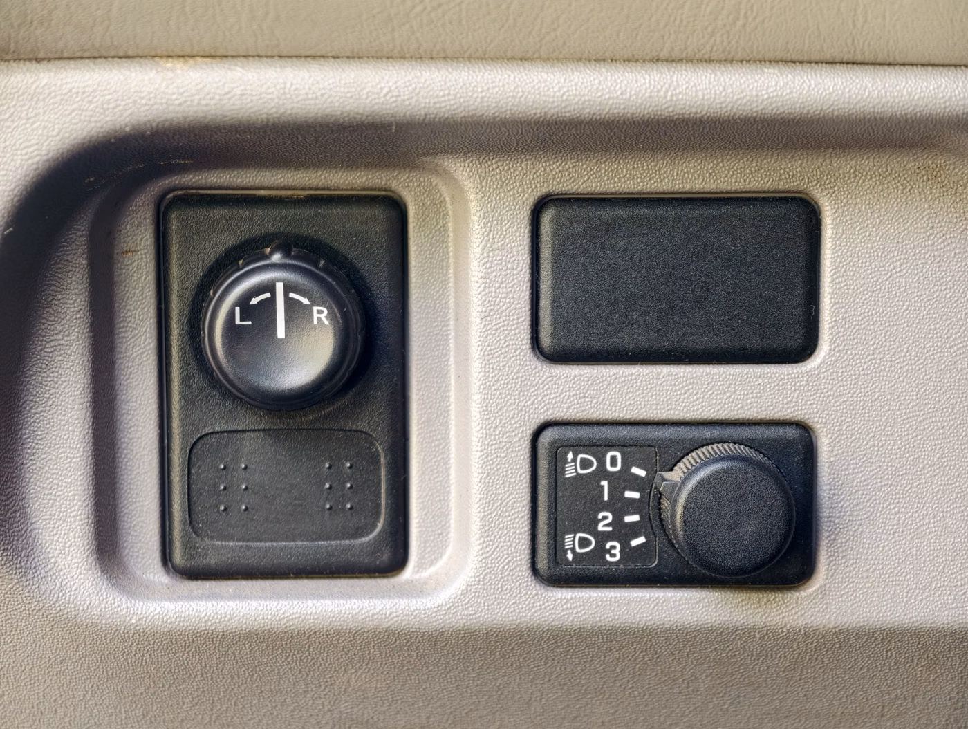 Nissan Almera Tino фото 20