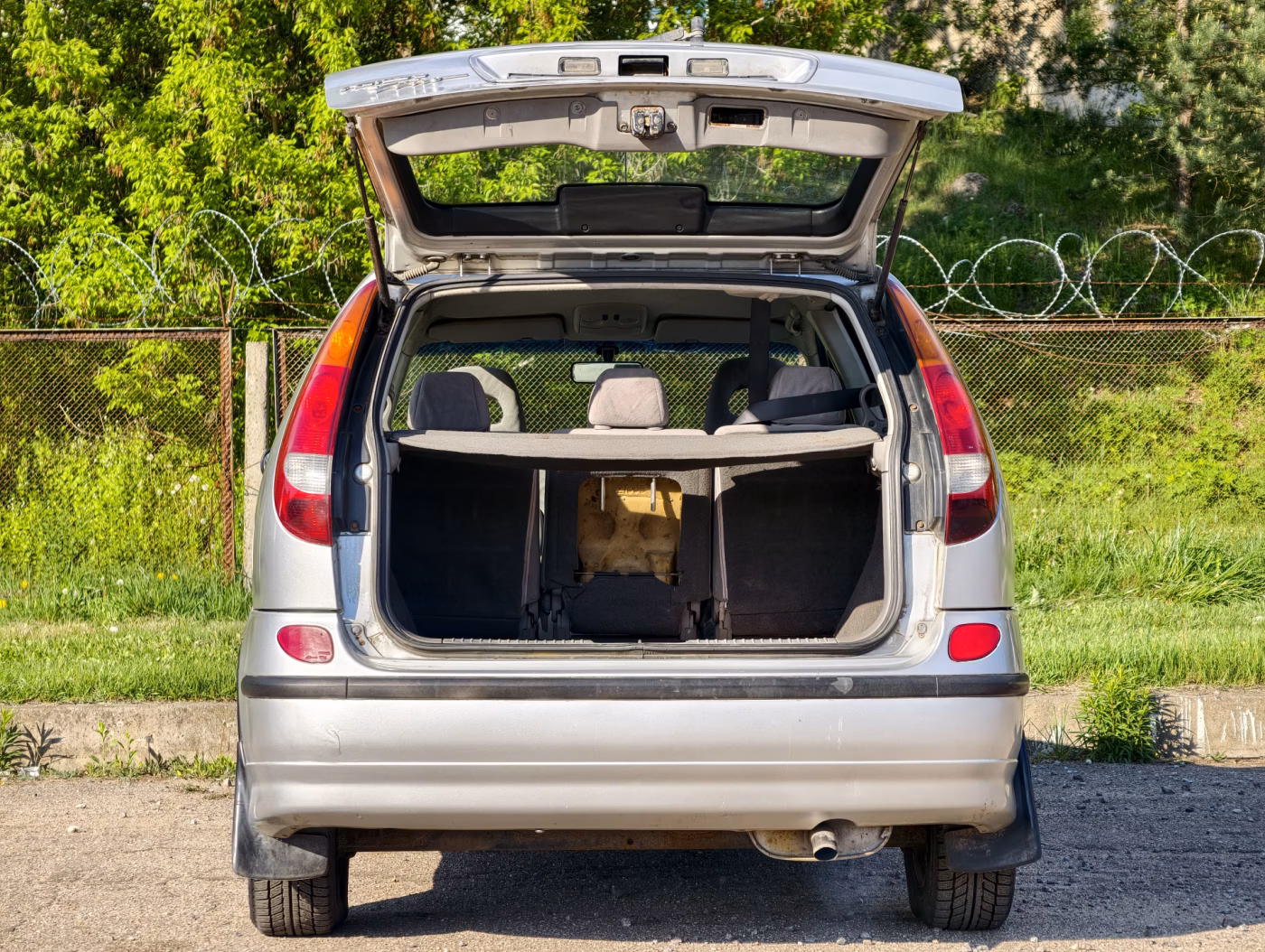 Nissan Almera Tino фото 8