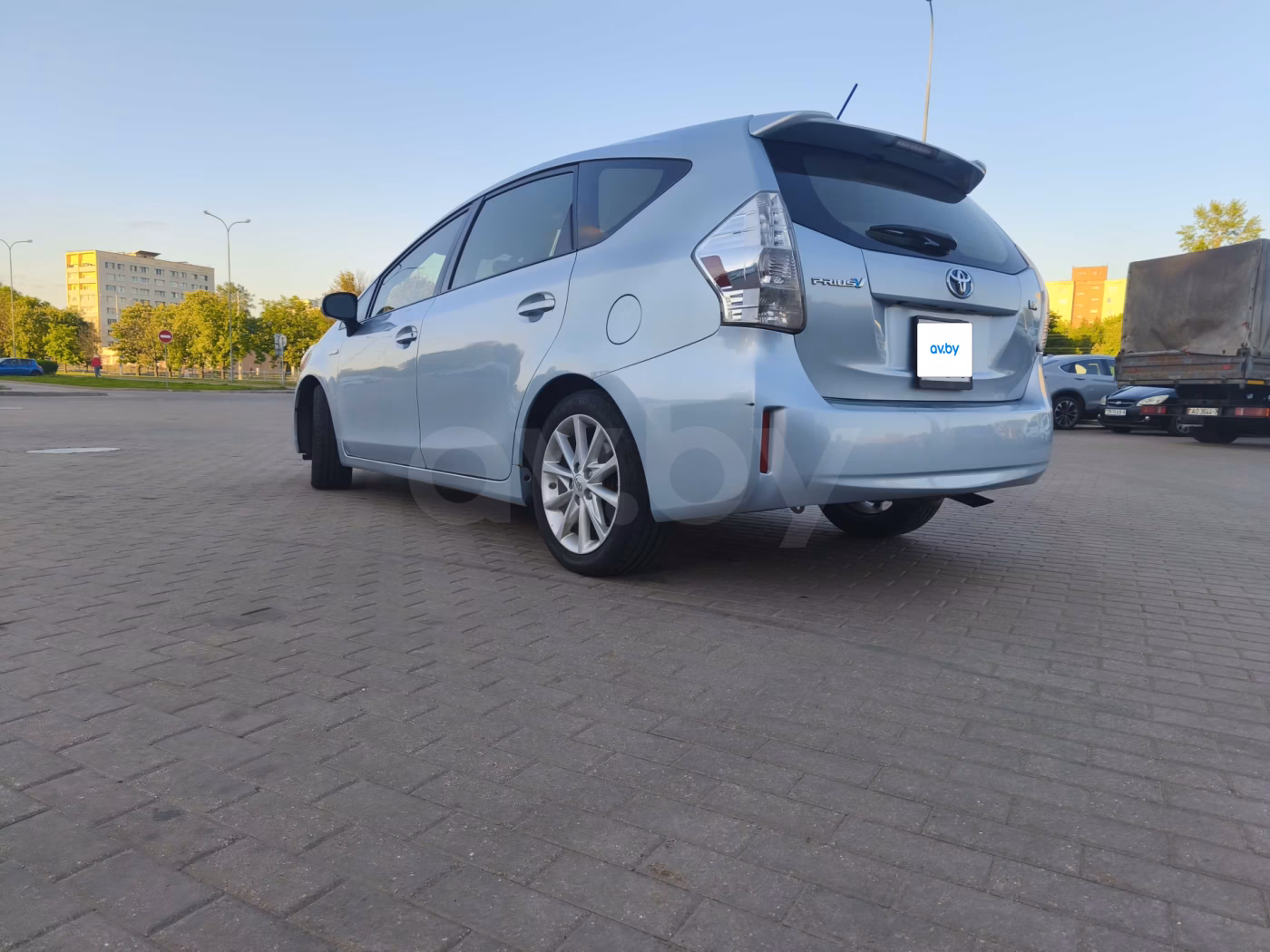 Toyota Prius V(+) фото 4