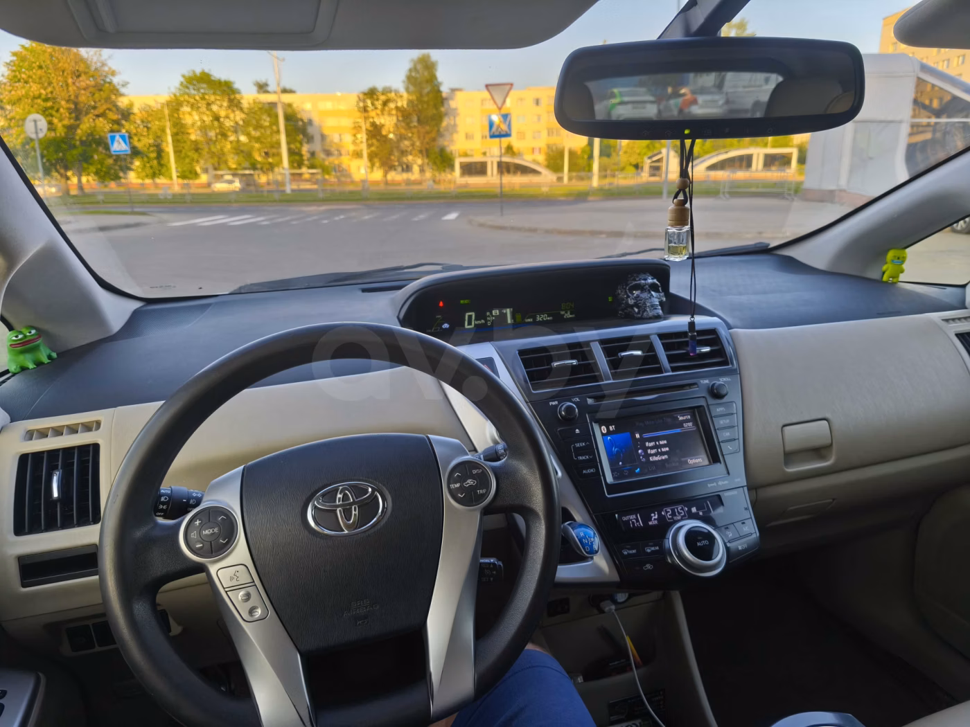 Toyota Prius V(+) фото 7