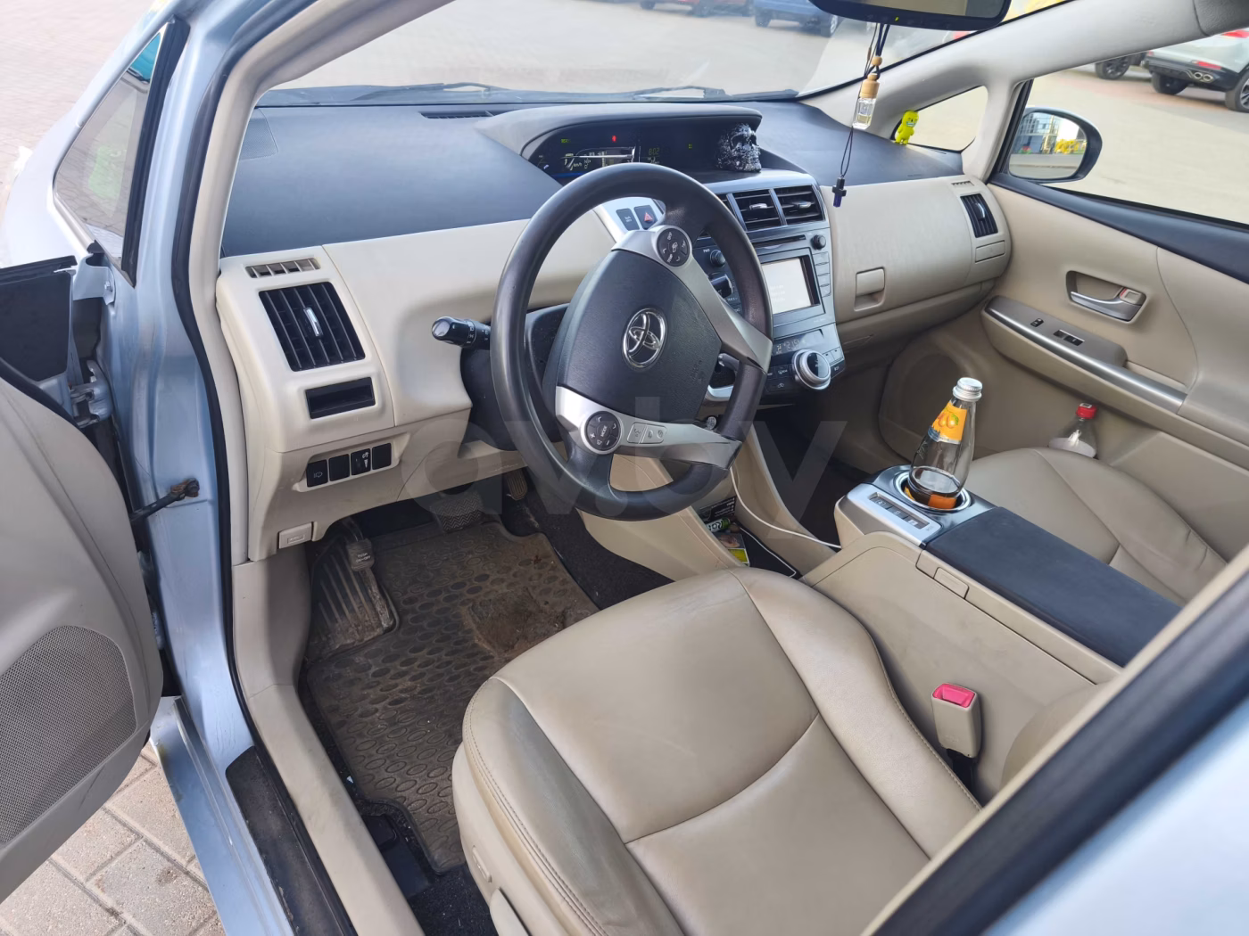 Toyota Prius V(+) фото 6