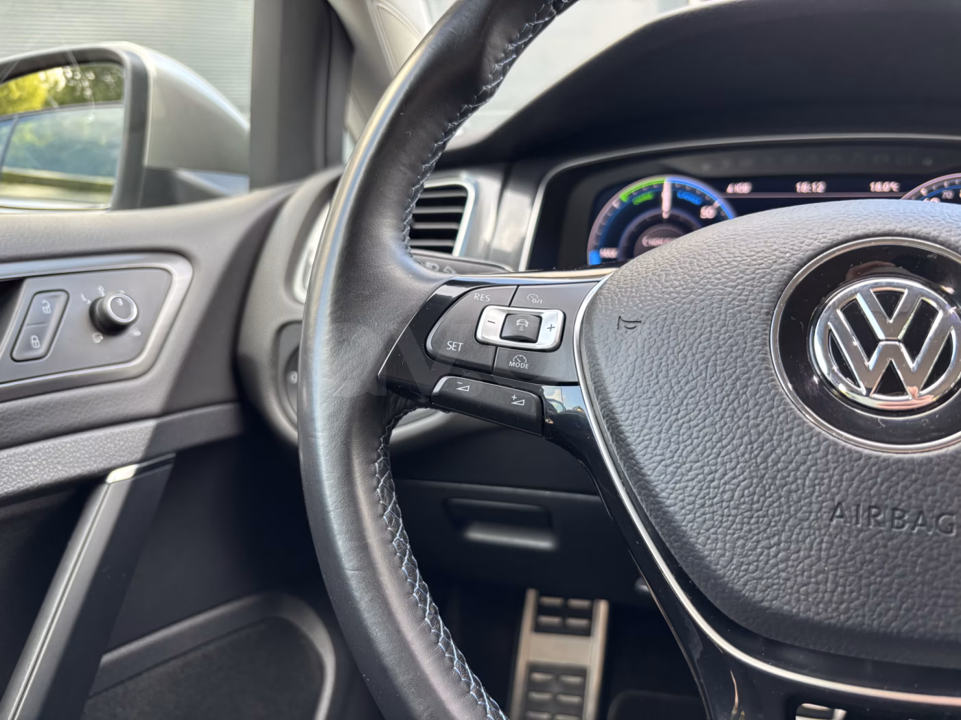Volkswagen e-Golf фото 25