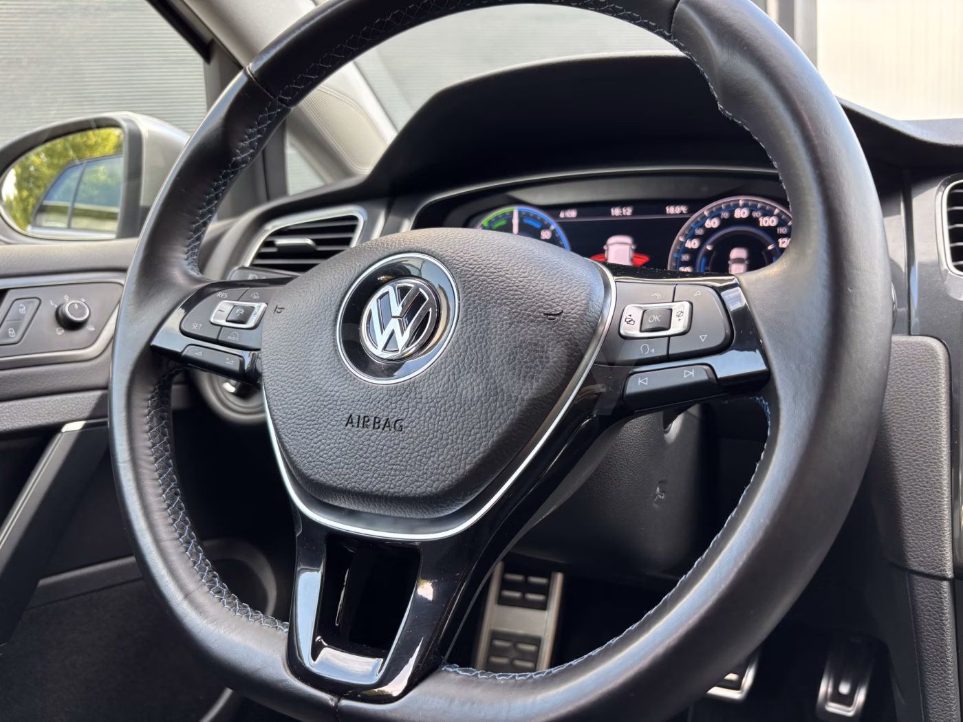 Volkswagen e-Golf фото 24