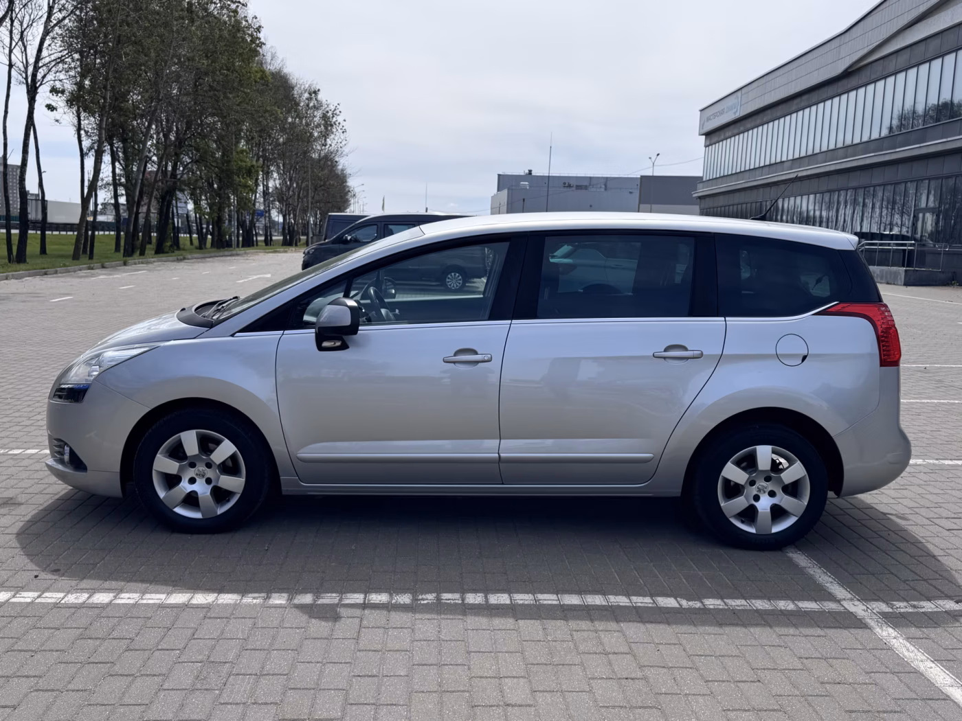 Peugeot 5008 фото 9
