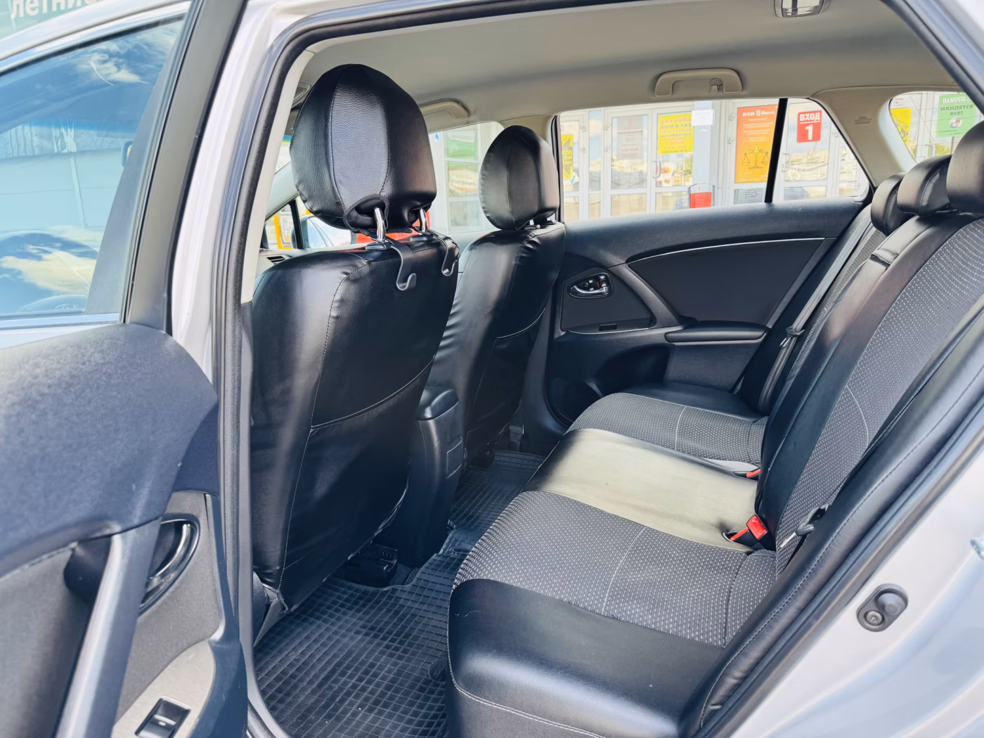 Toyota Avensis фото 6