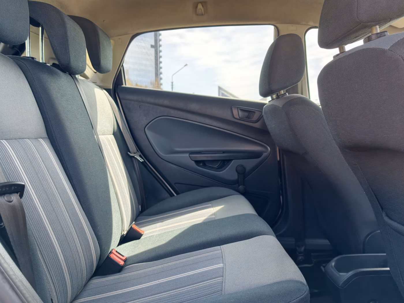 Ford Fiesta фото 12