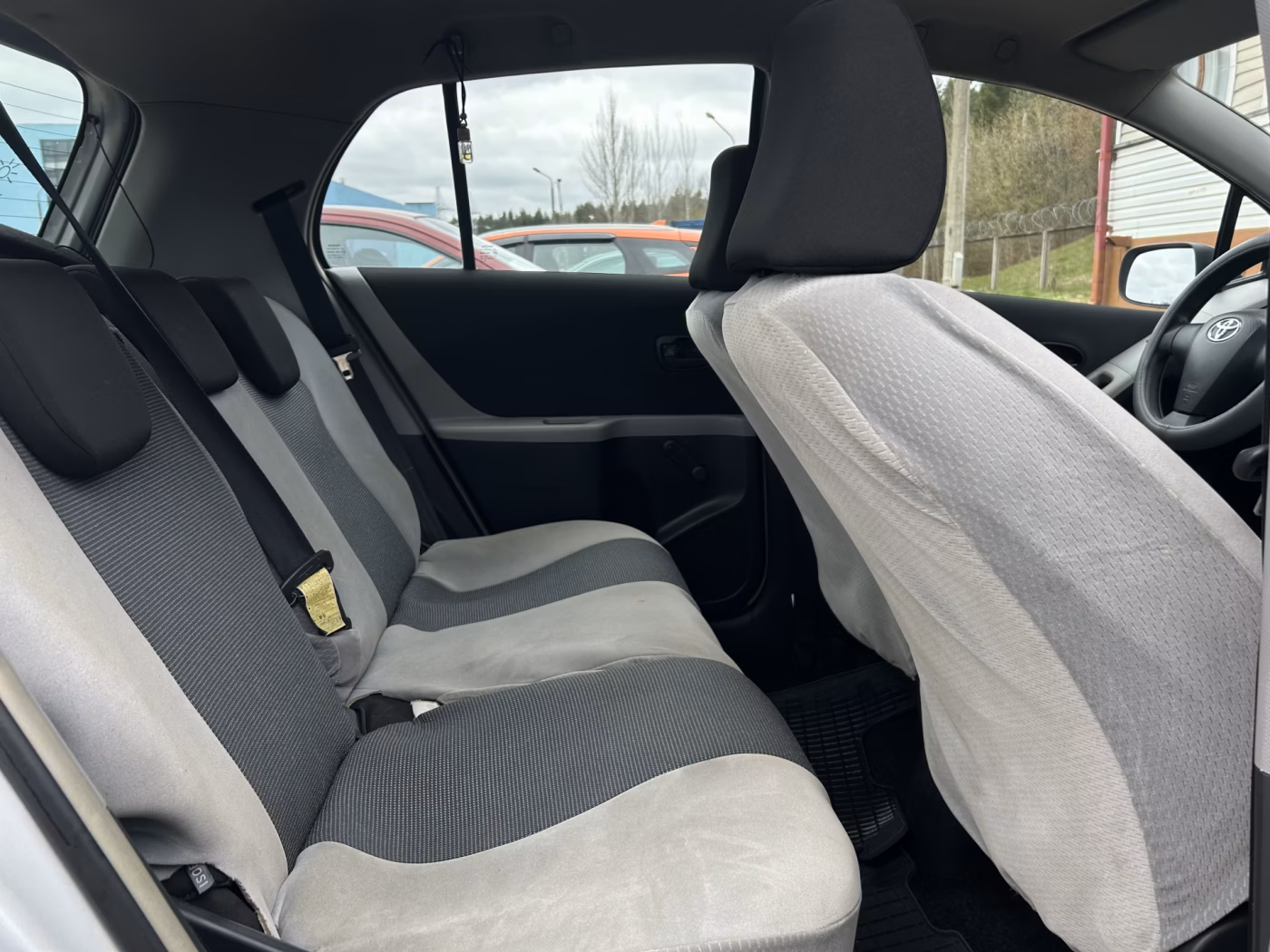 Toyota Yaris фото 12