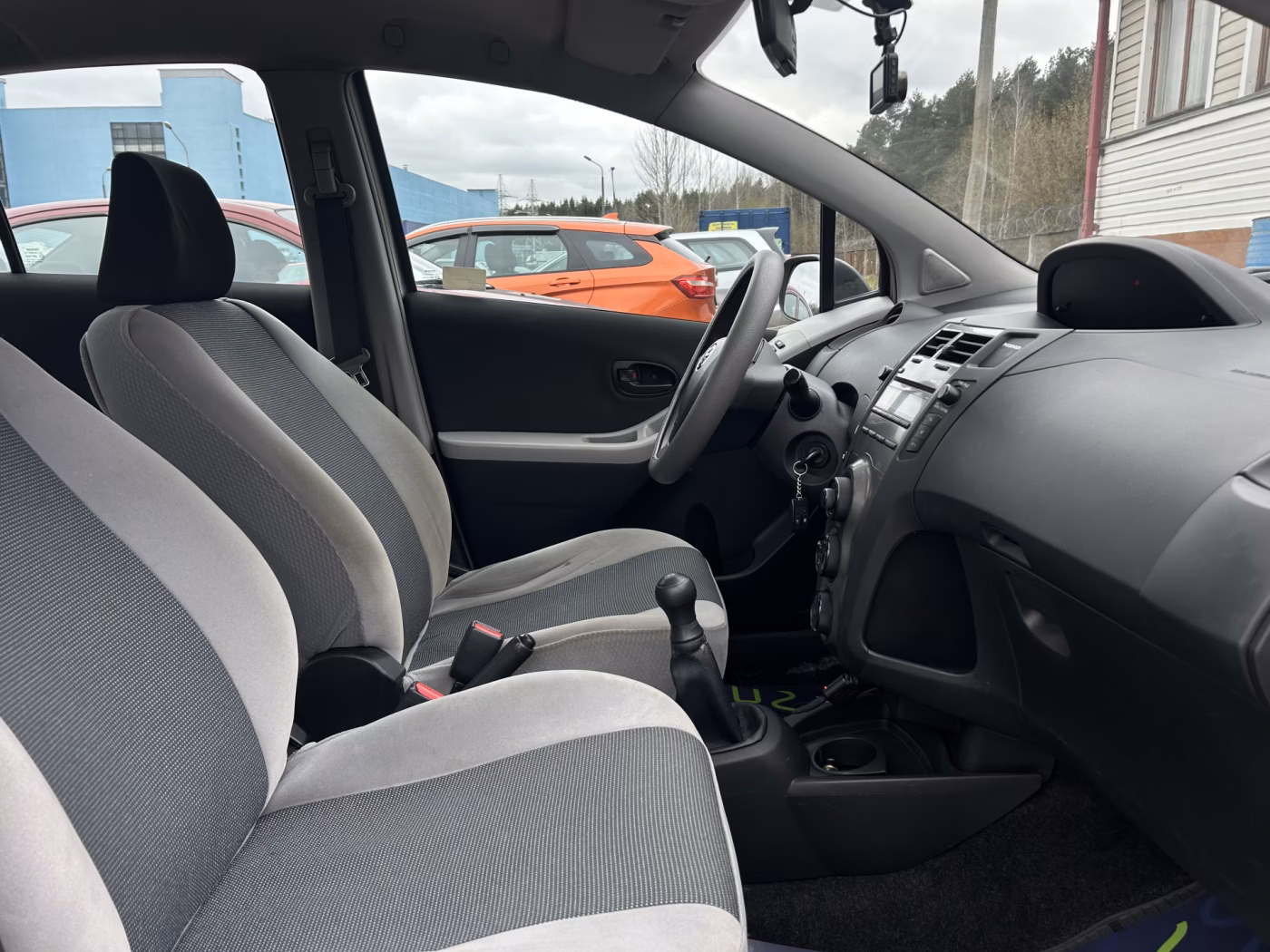 Toyota Yaris фото 13