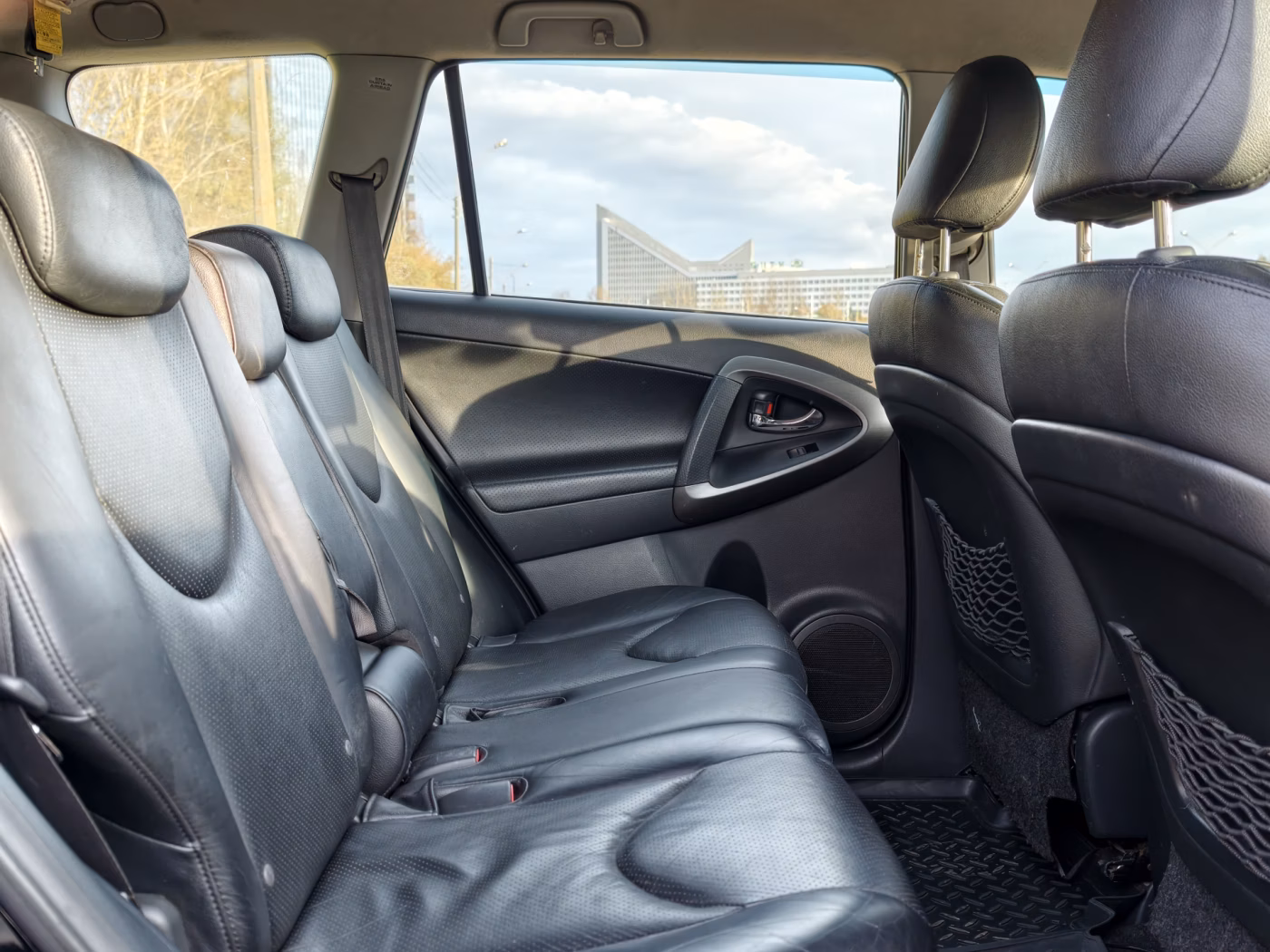 Toyota RAV4 фото 12