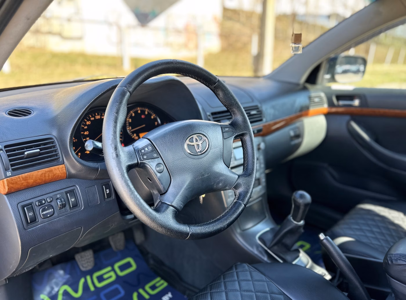 Toyota Avensis фото 9