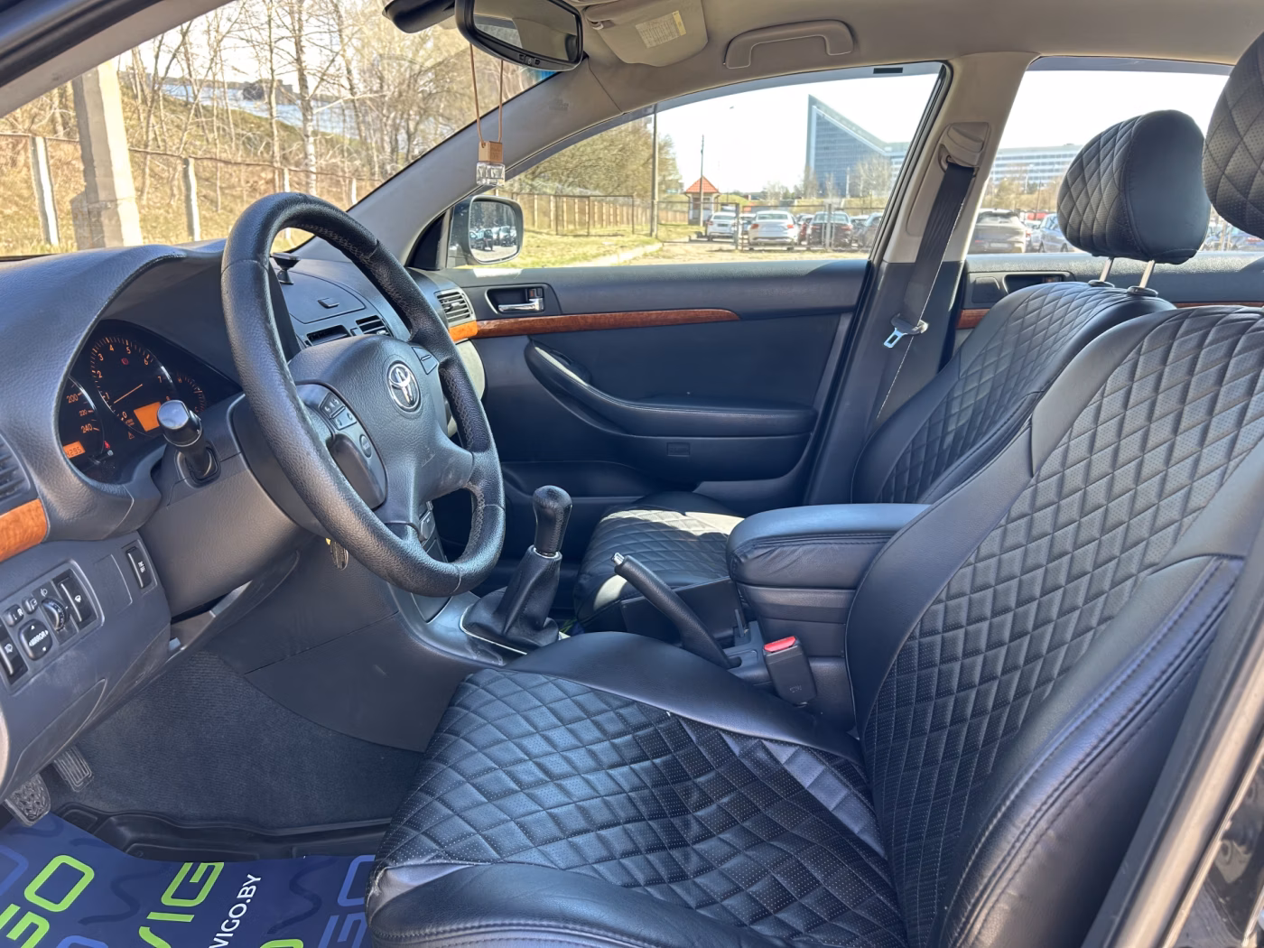 Toyota Avensis фото 10
