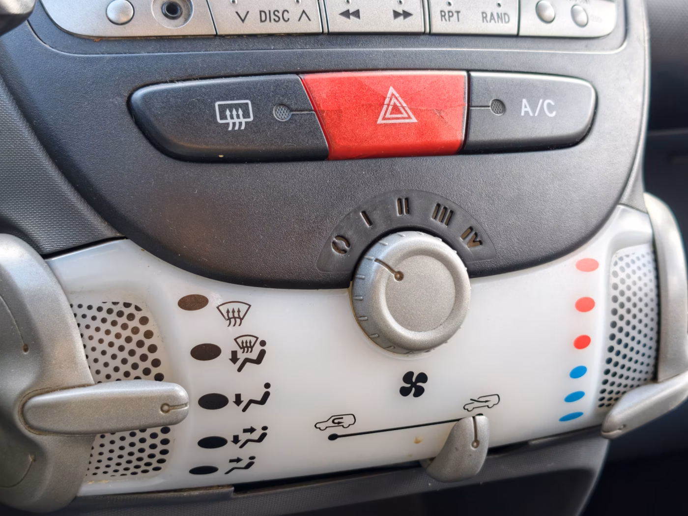 Peugeot 107 фото 17