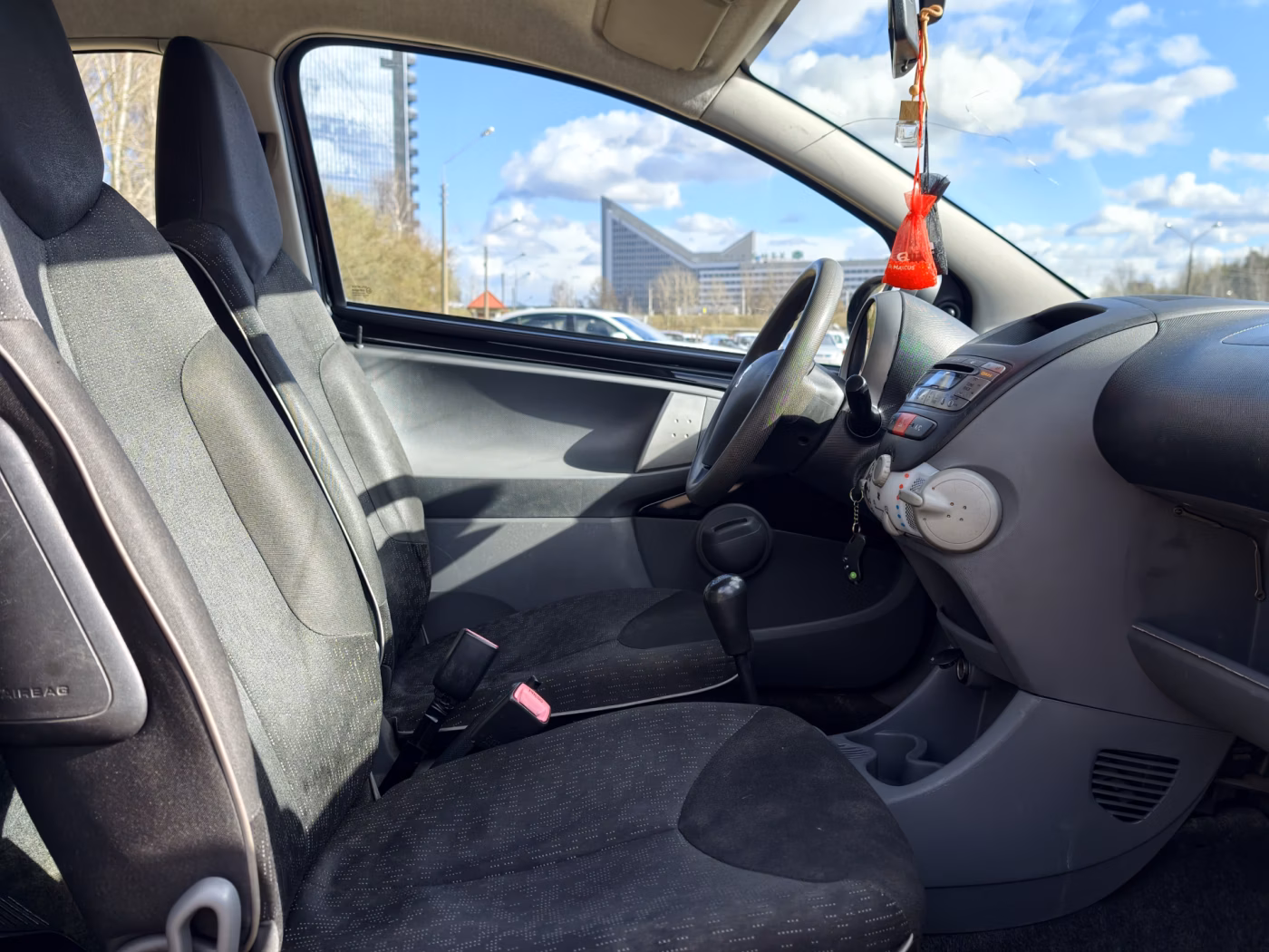 Peugeot 107 фото 11