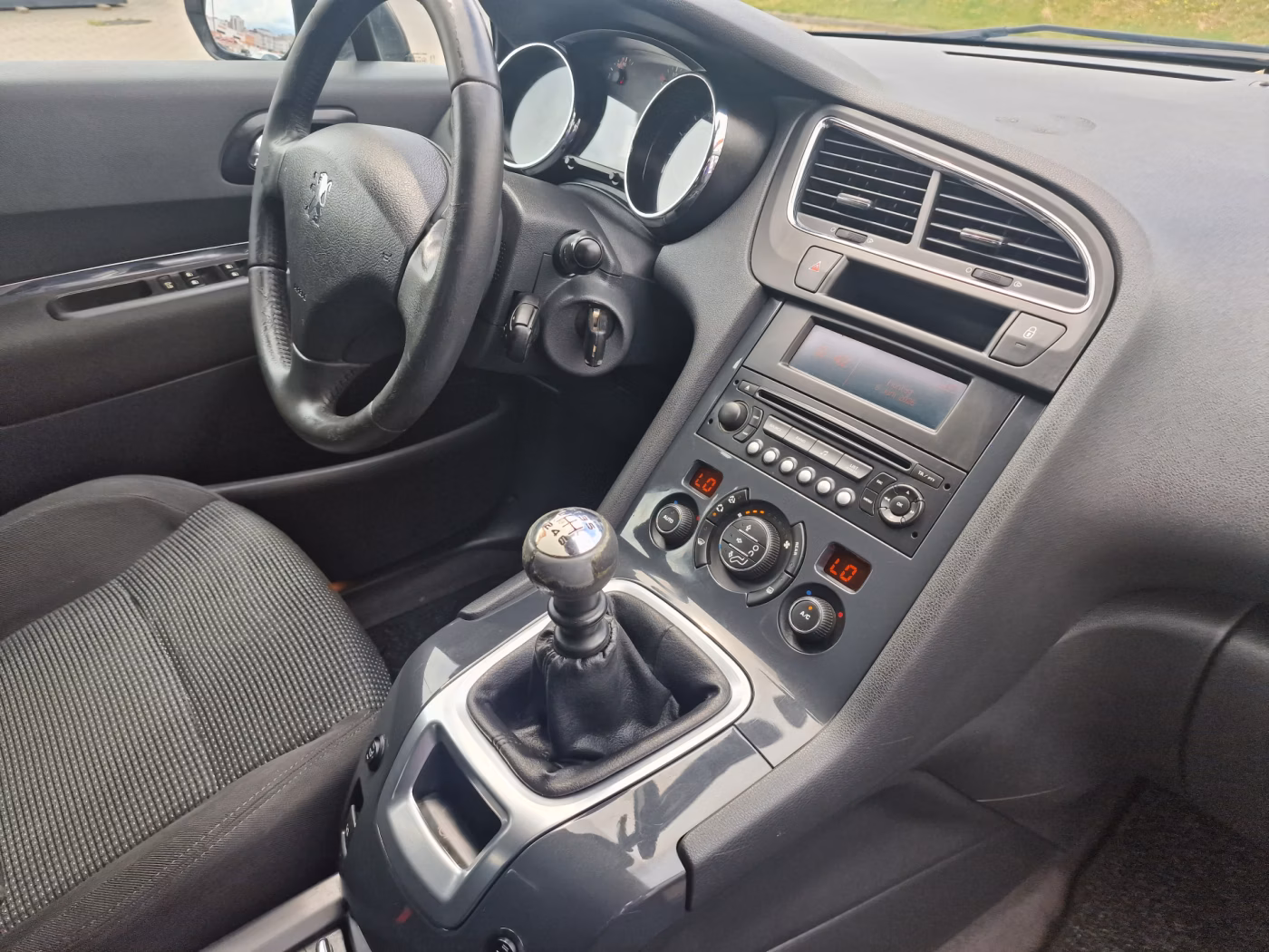 Peugeot 5008 фото 11