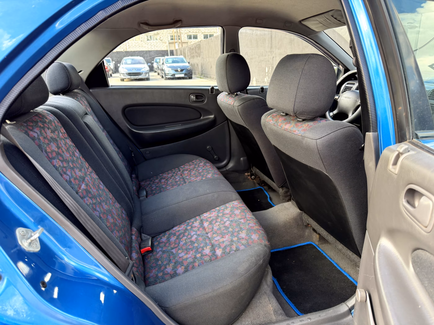 Mazda 323 фото 11