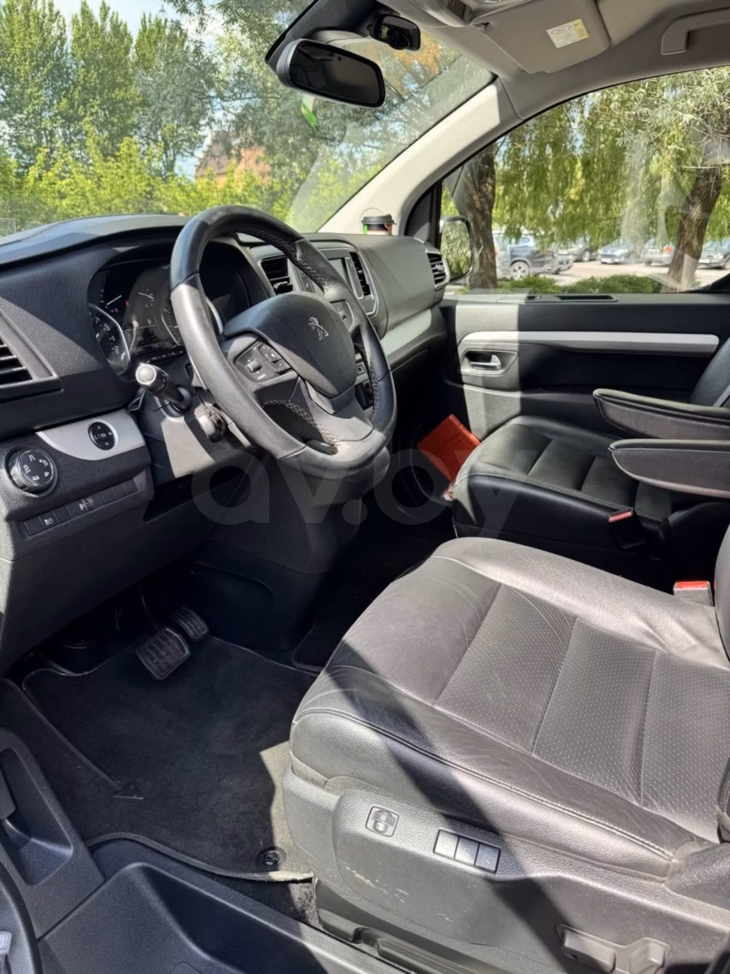 Peugeot Traveller фото 13