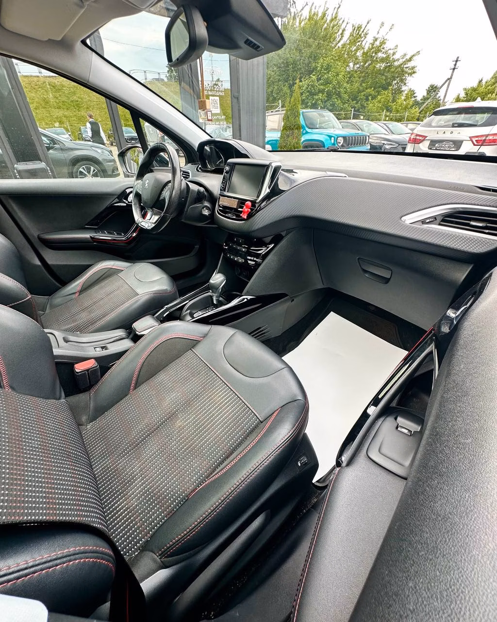 Peugeot 2008 фото 12