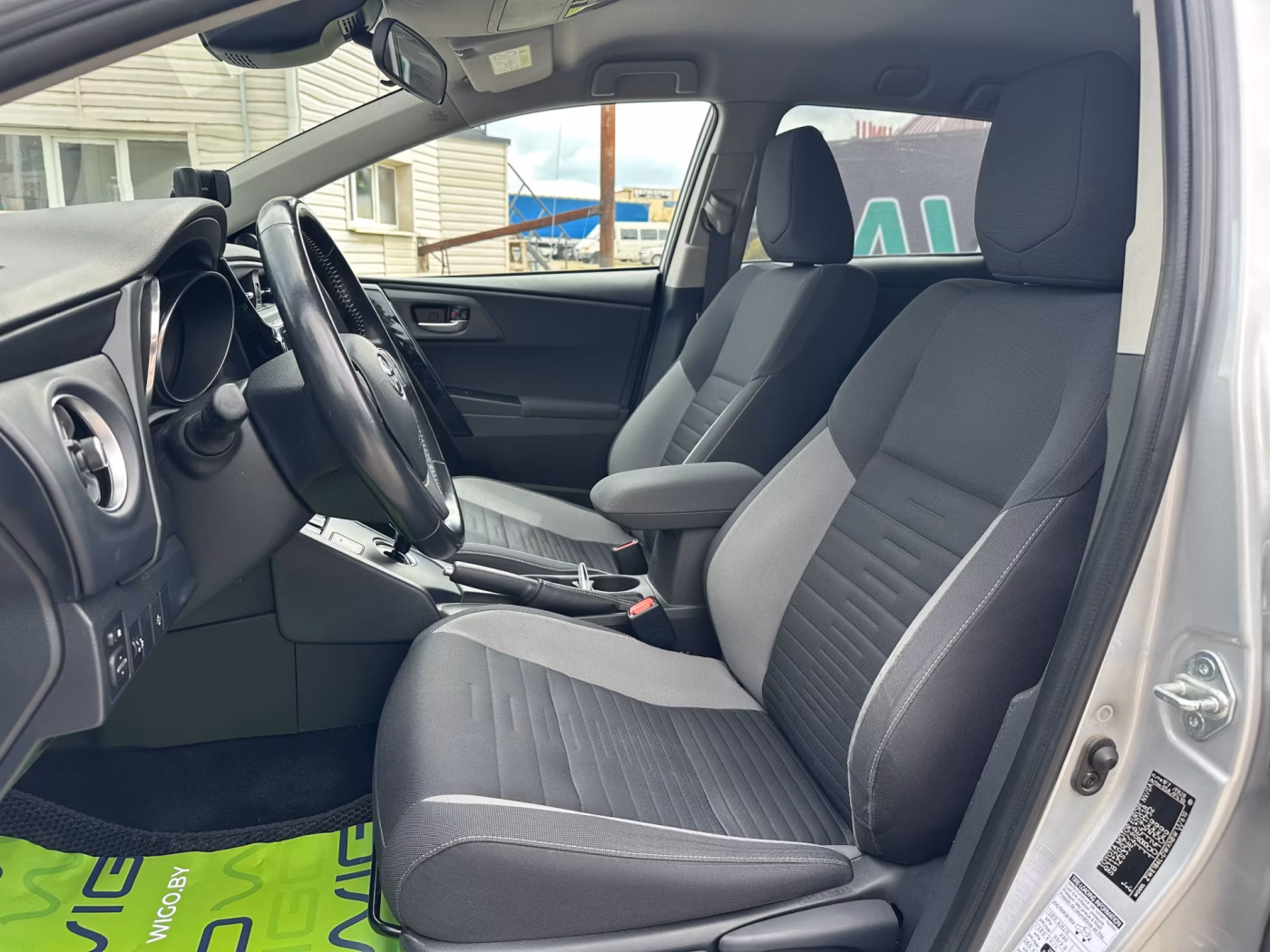 Toyota Auris фото 12