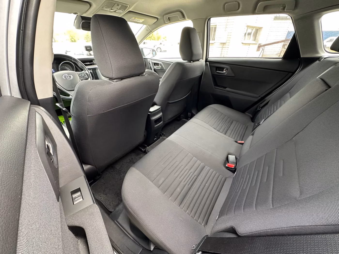 Toyota Auris фото 13