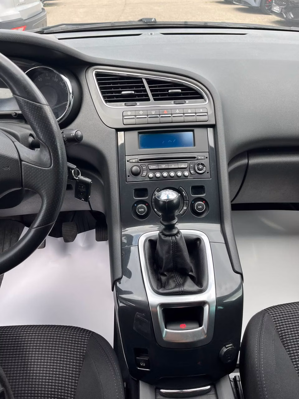 Peugeot 5008 фото 11