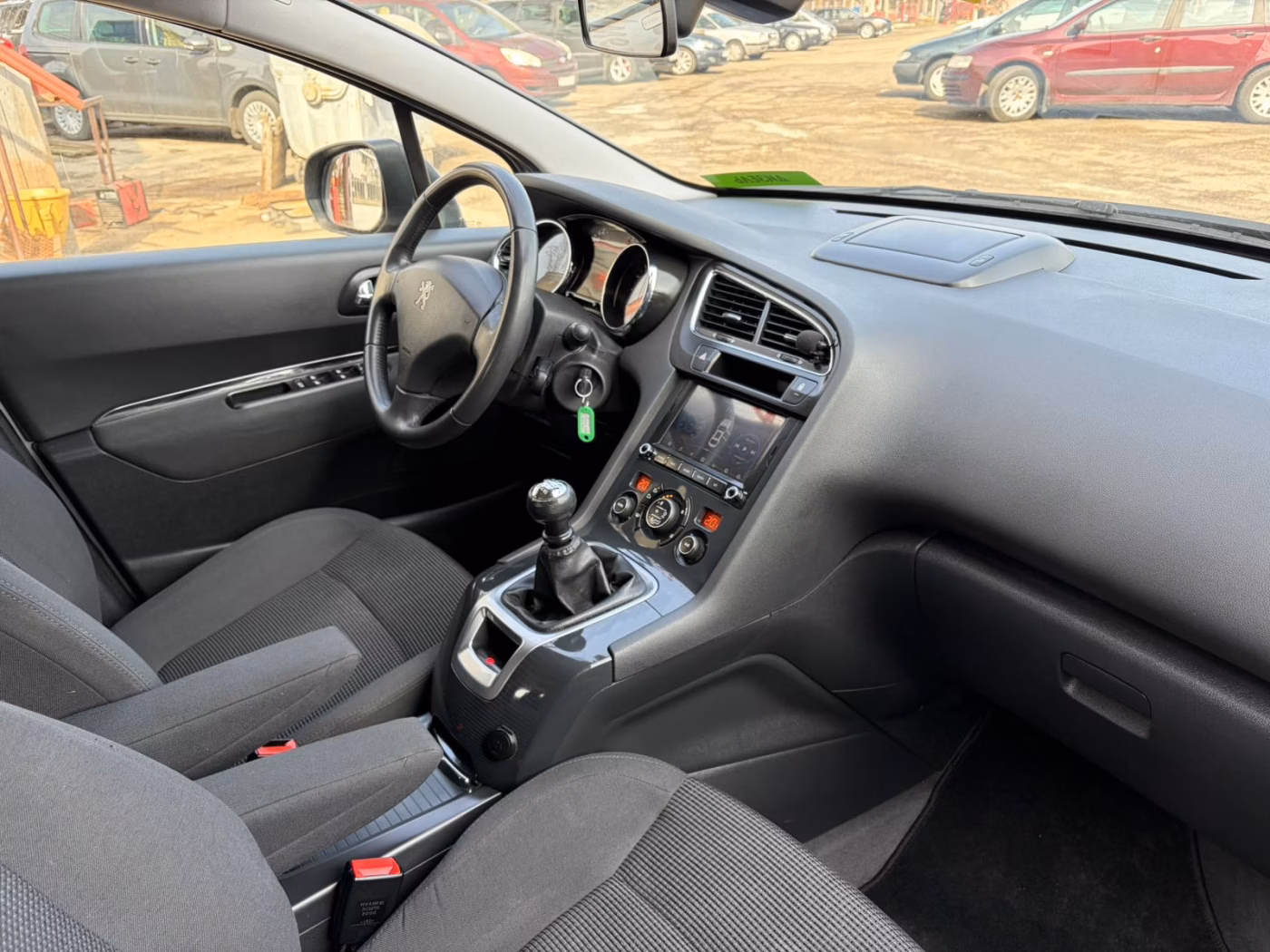 Peugeot 5008 фото 16