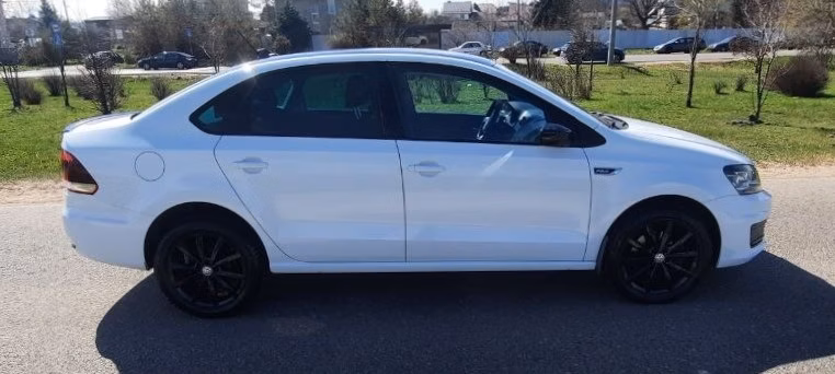 Volkswagen Polo Sedan фото 2