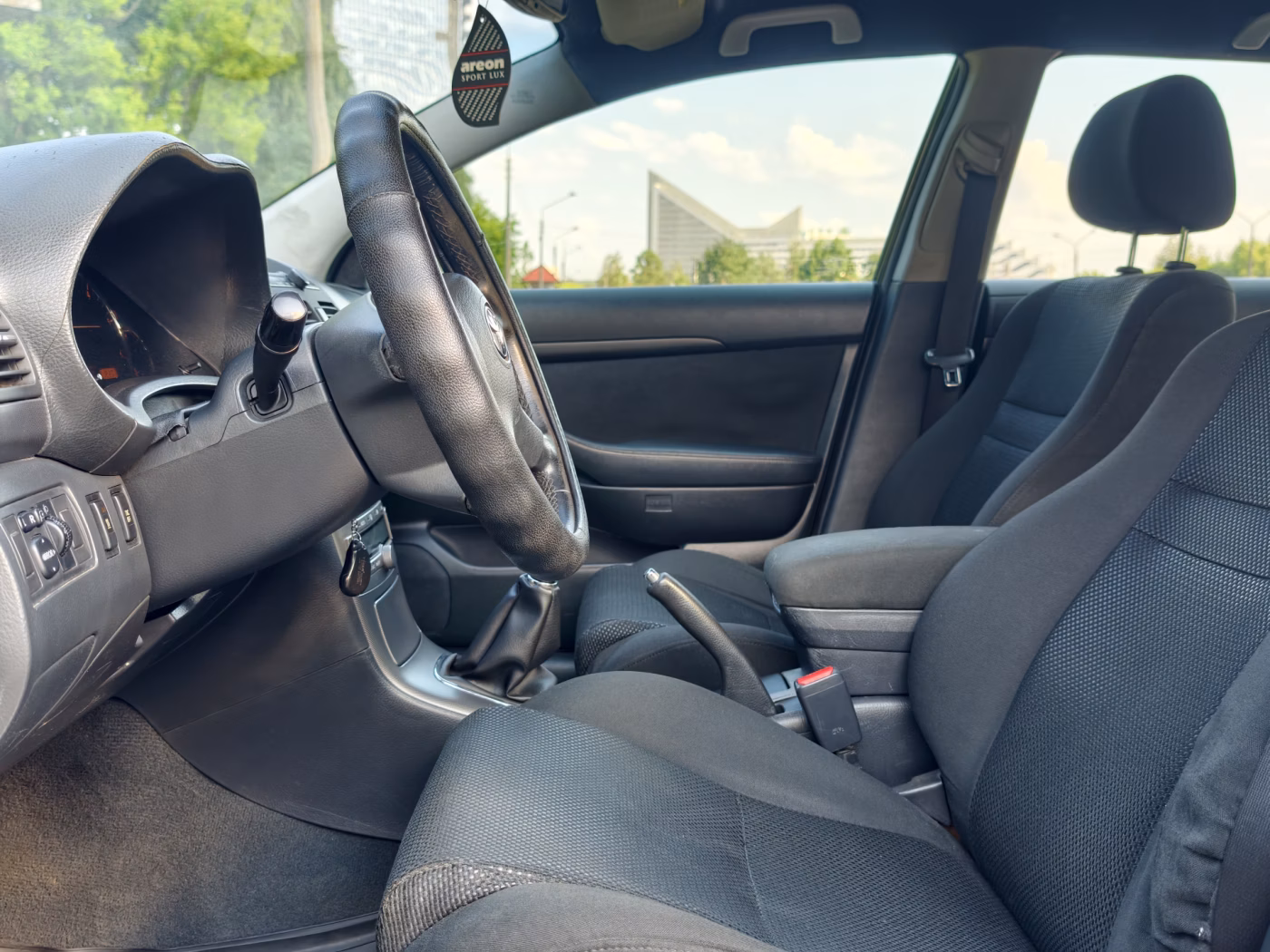 Toyota Avensis фото 10