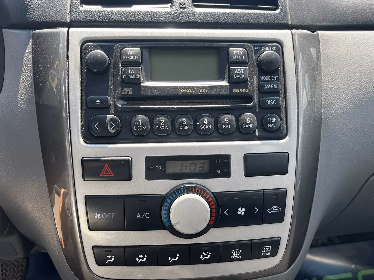 Toyota Avensis Verso фото 17