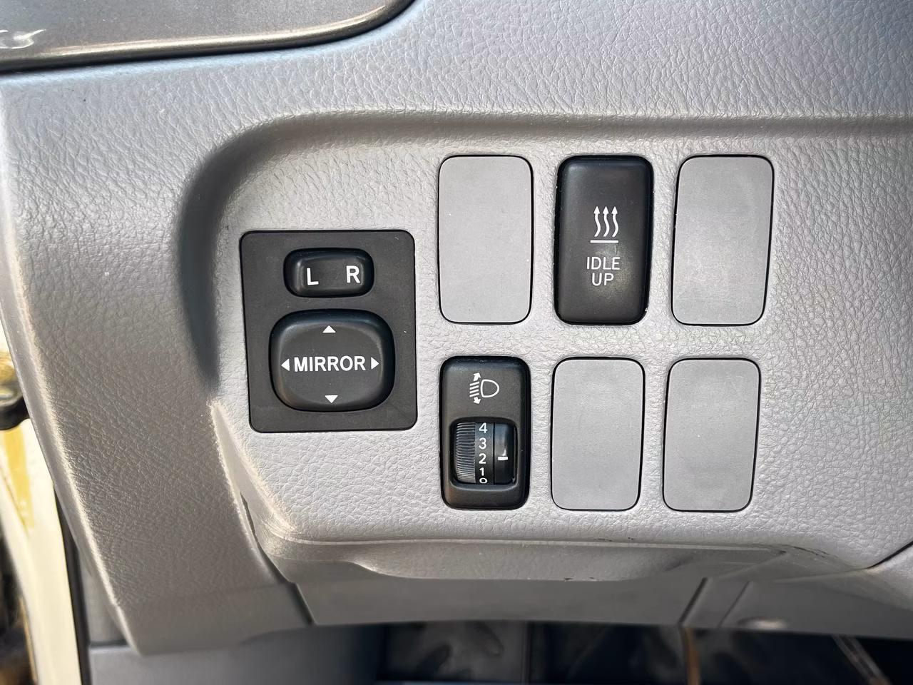 Toyota Avensis Verso фото 18