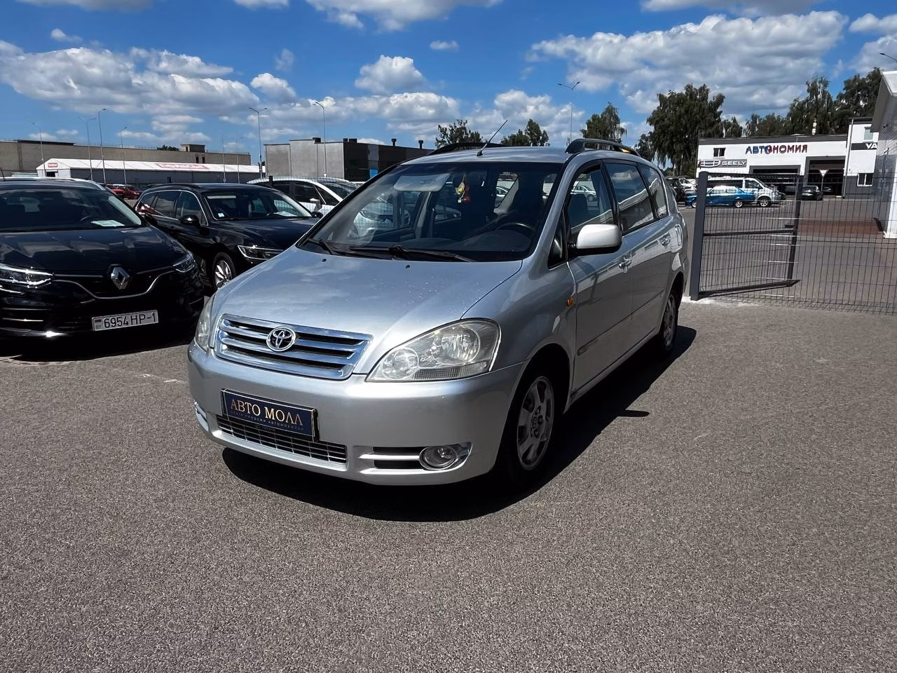 Toyota Avensis Verso фото 7