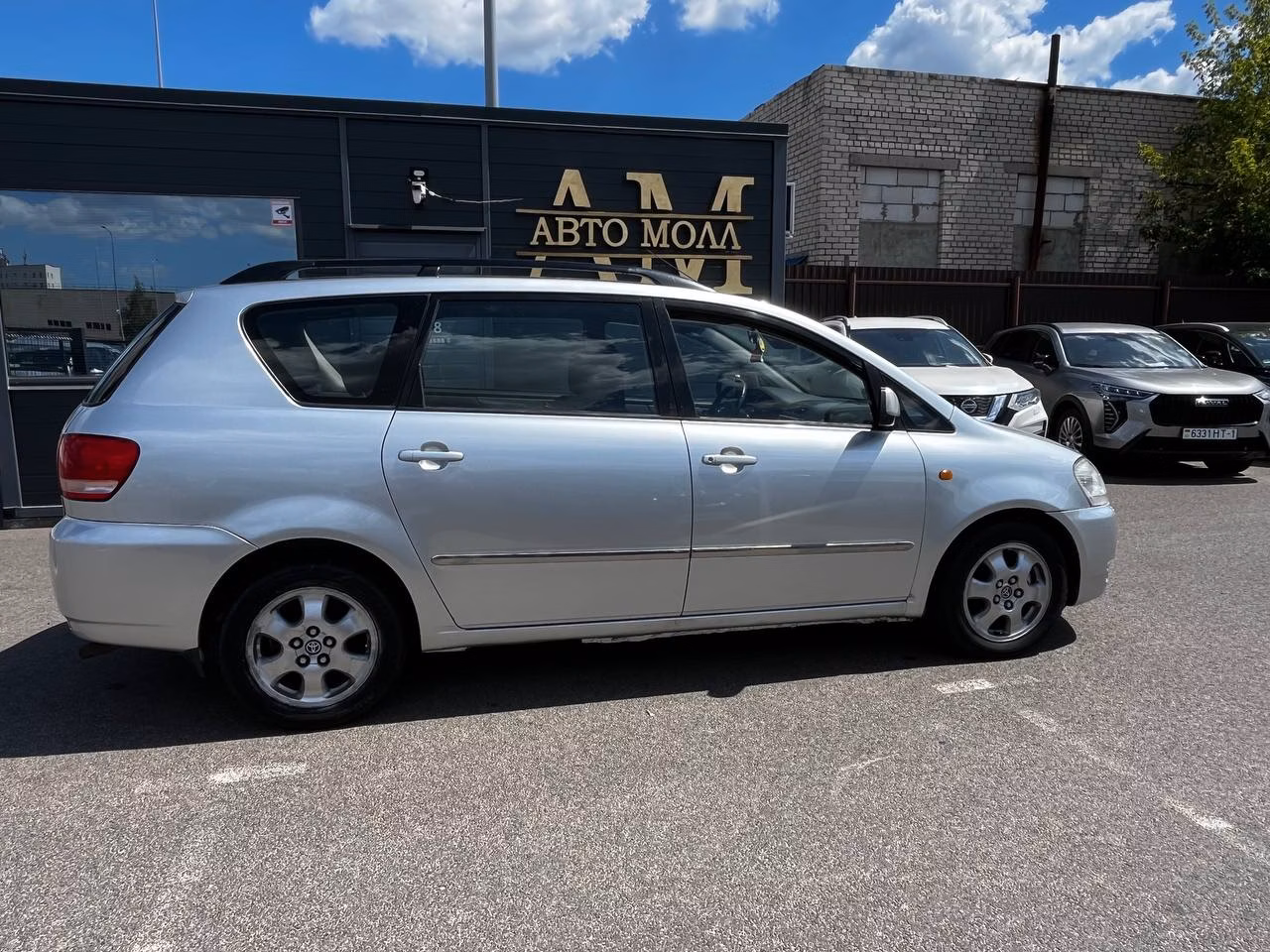 Toyota Avensis Verso фото 2