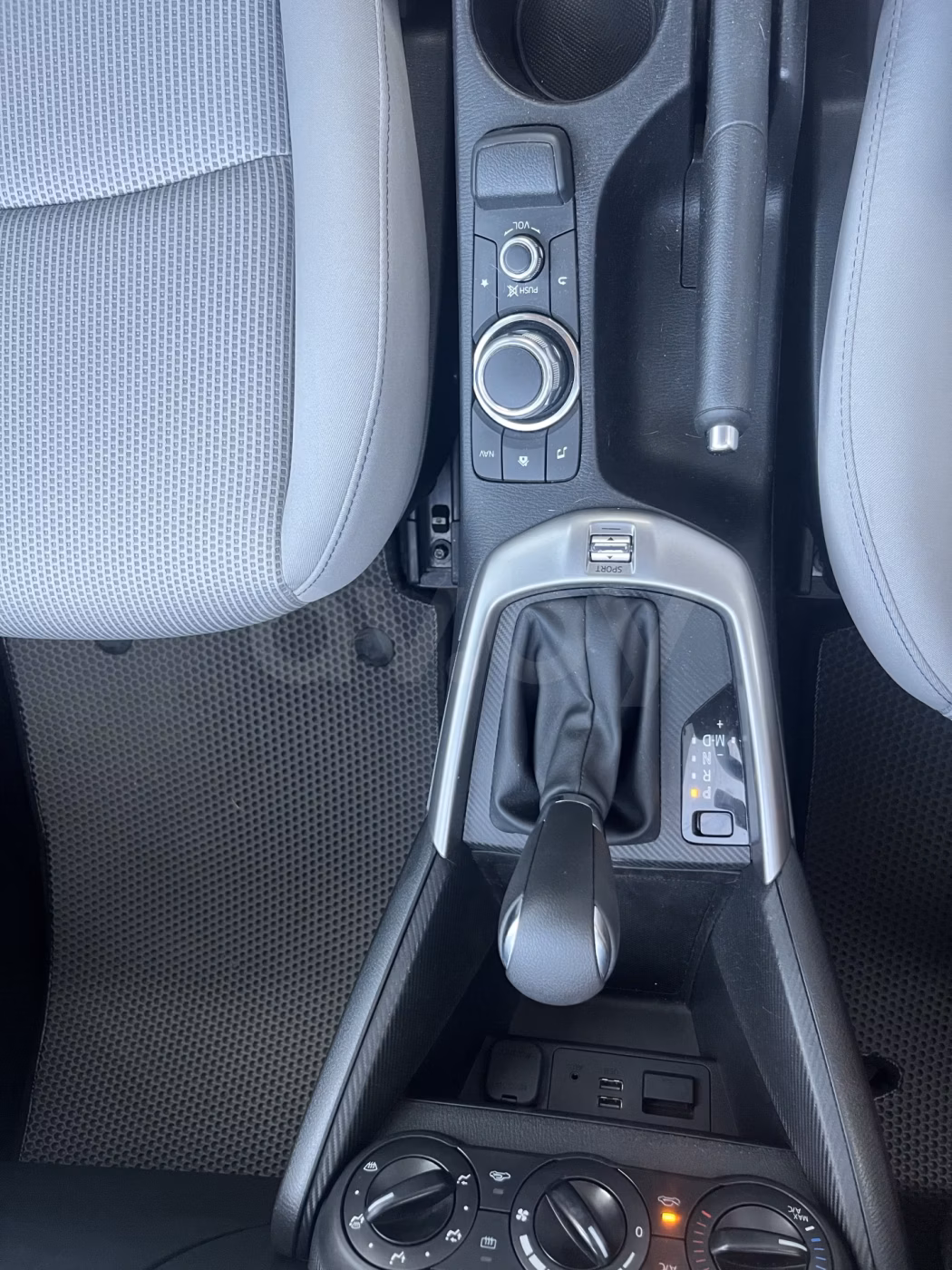 Toyota Yaris фото 16
